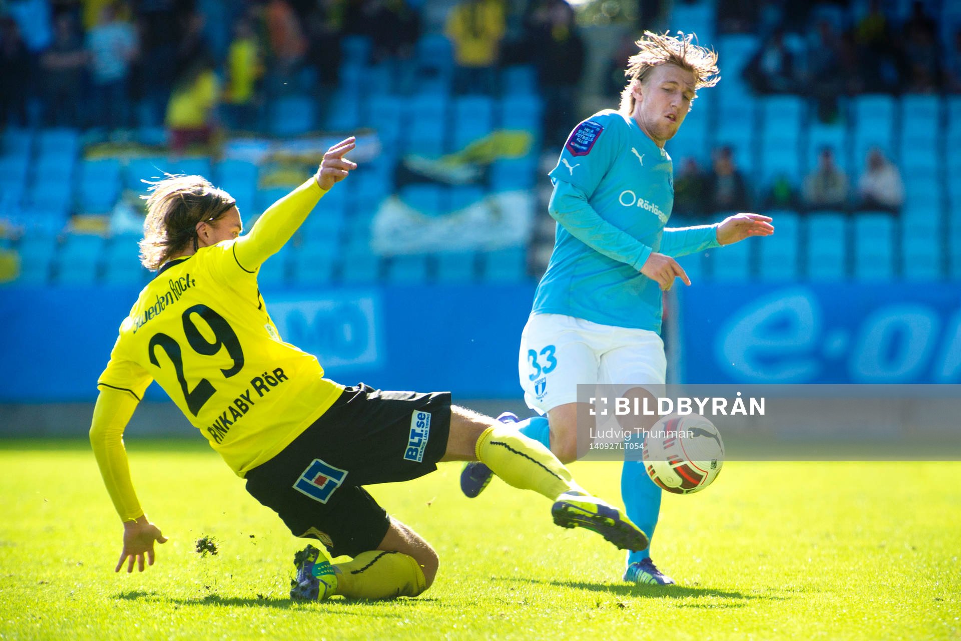 Malmö FFs Emil Forsberg fälls av Mjällbys Danny Ervik