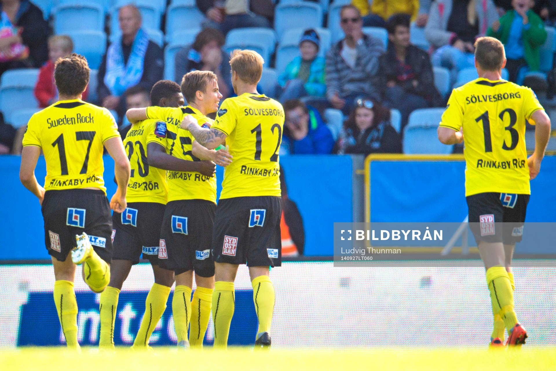 Mjällbys spelare kramar om Andreas Blomqvist