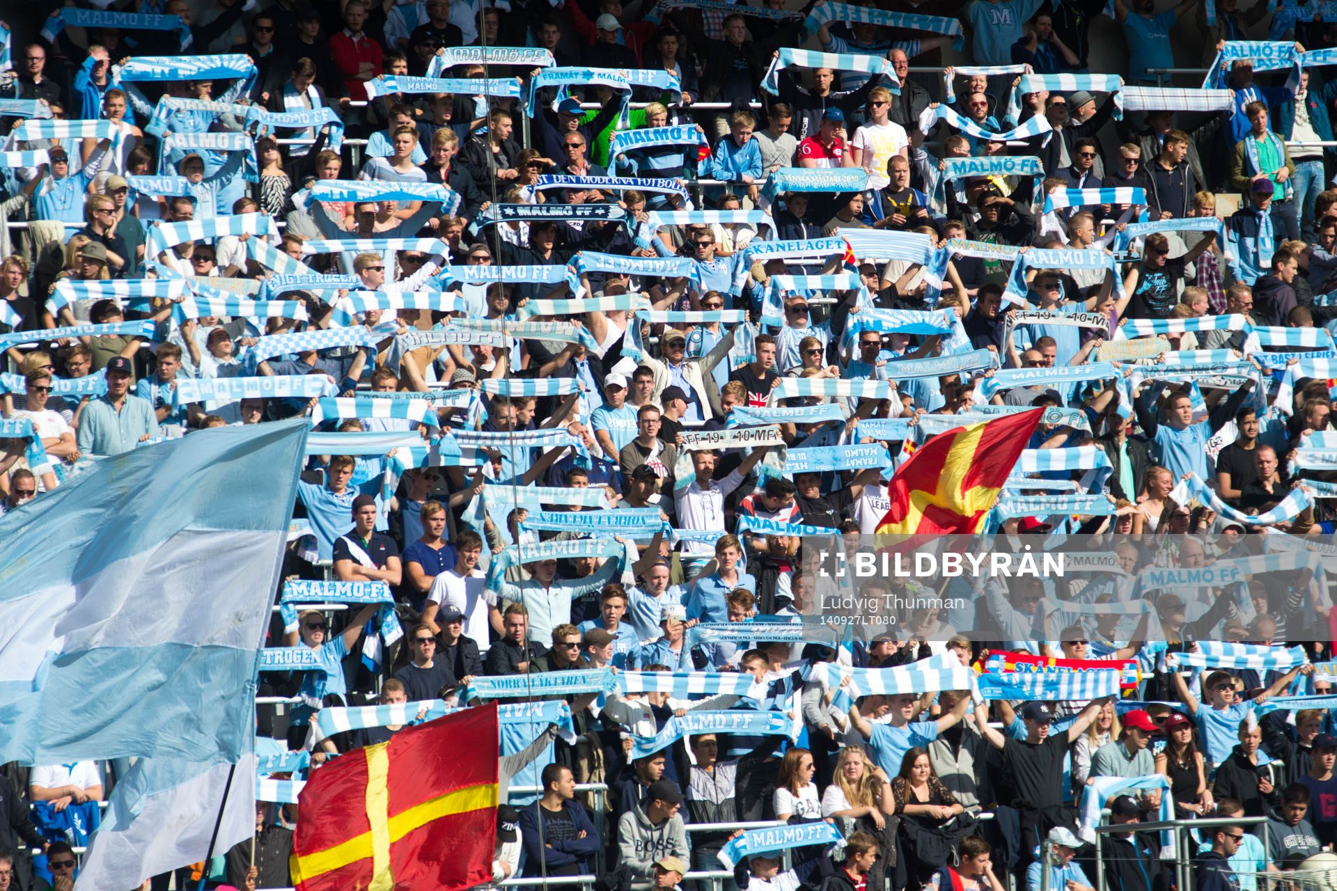 Malmö FFs supportrar med halsdukar och flaggor