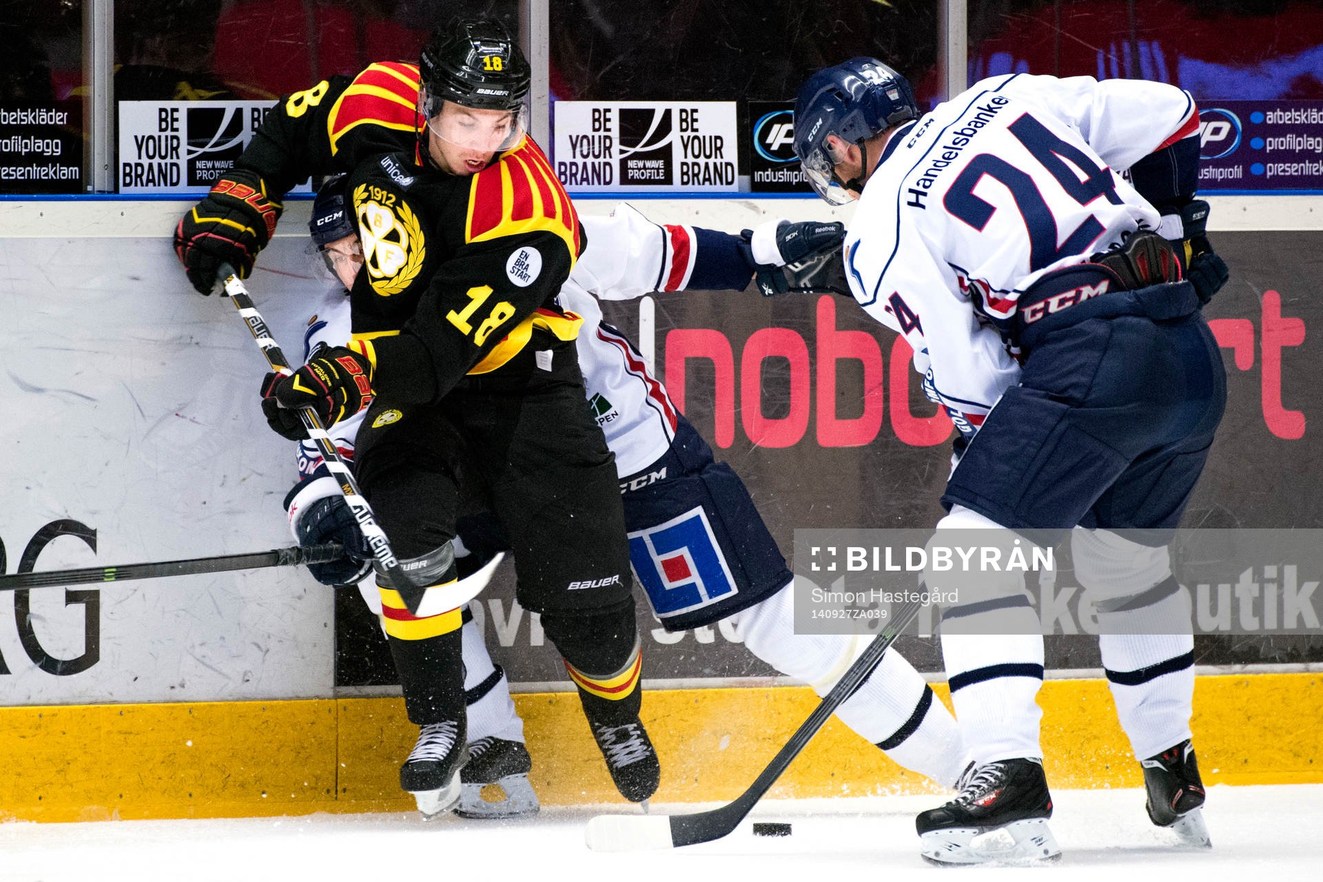 Brynäs Anton Rödin i kamp om pucken med Linköpings