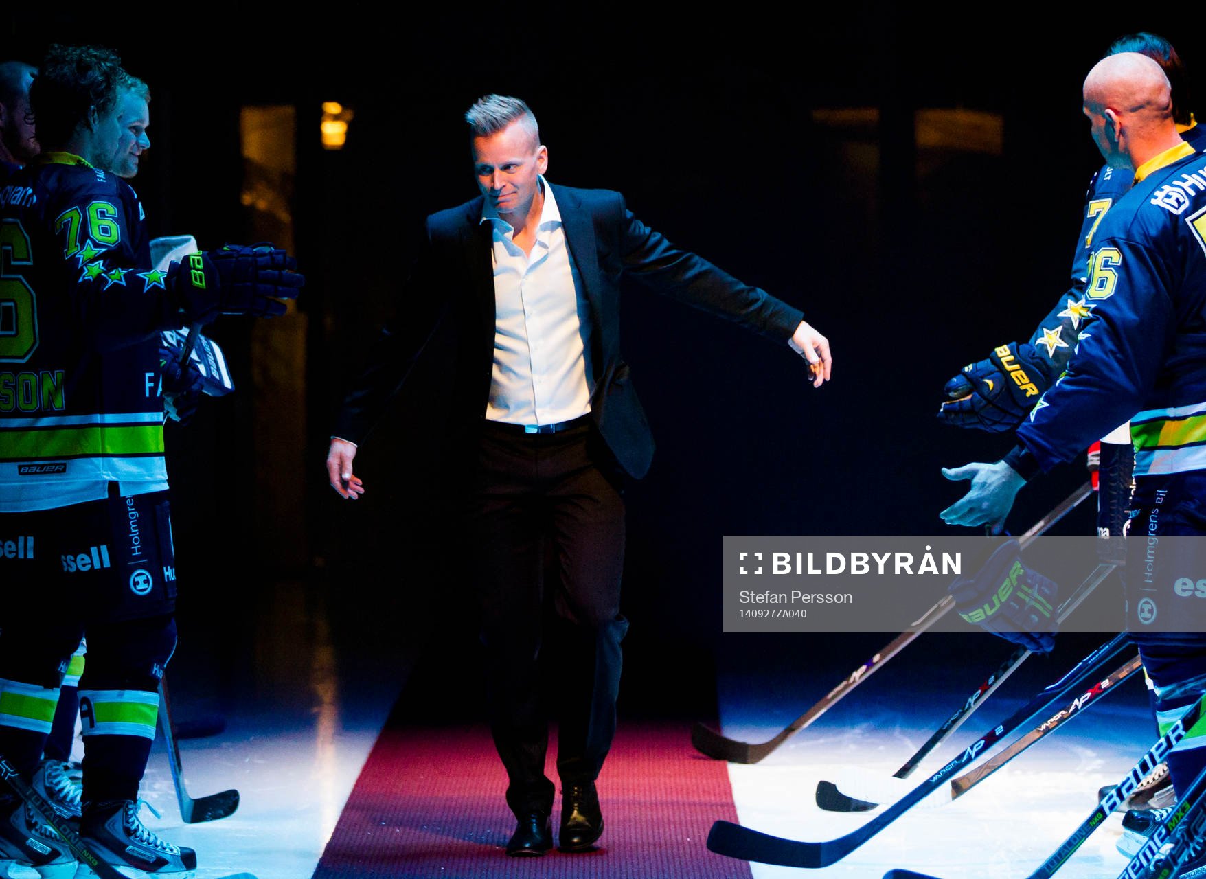 Johan Davidsson gör entre till tröjceremonin omgärdad av