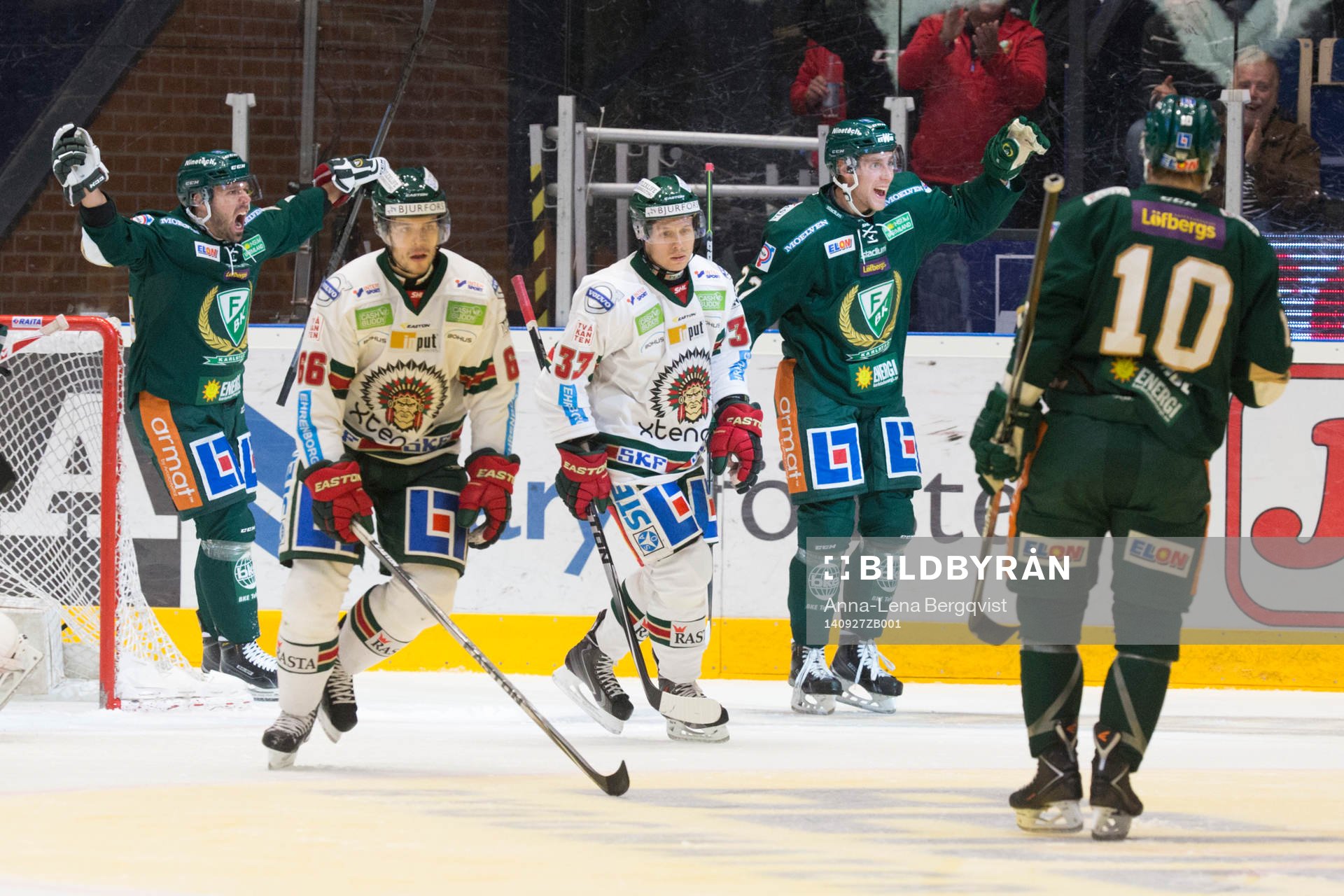 Färjestads Per Åslund och Milan Gulas jublar