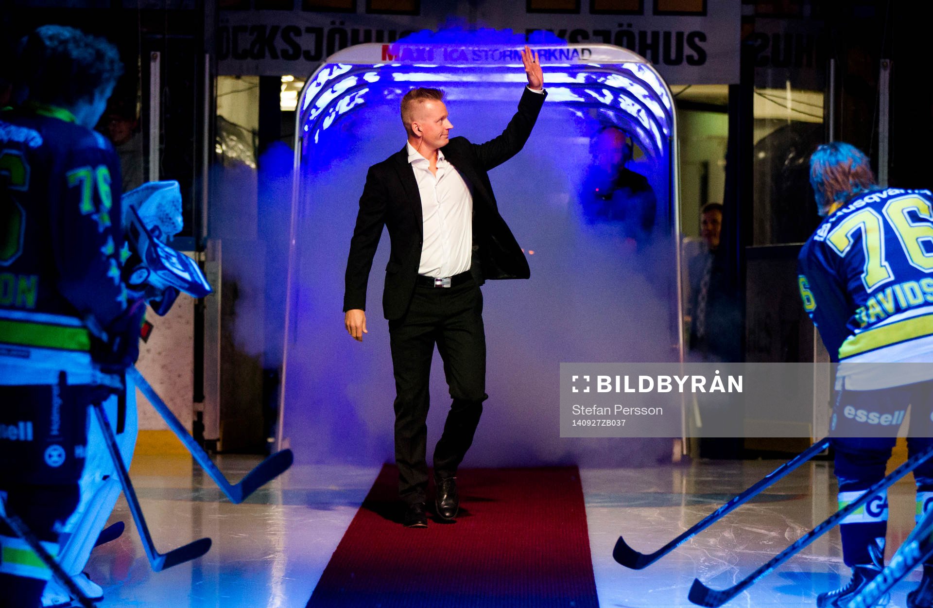 Johan Davidsson gör entre till tröjceremonin omgärdad av