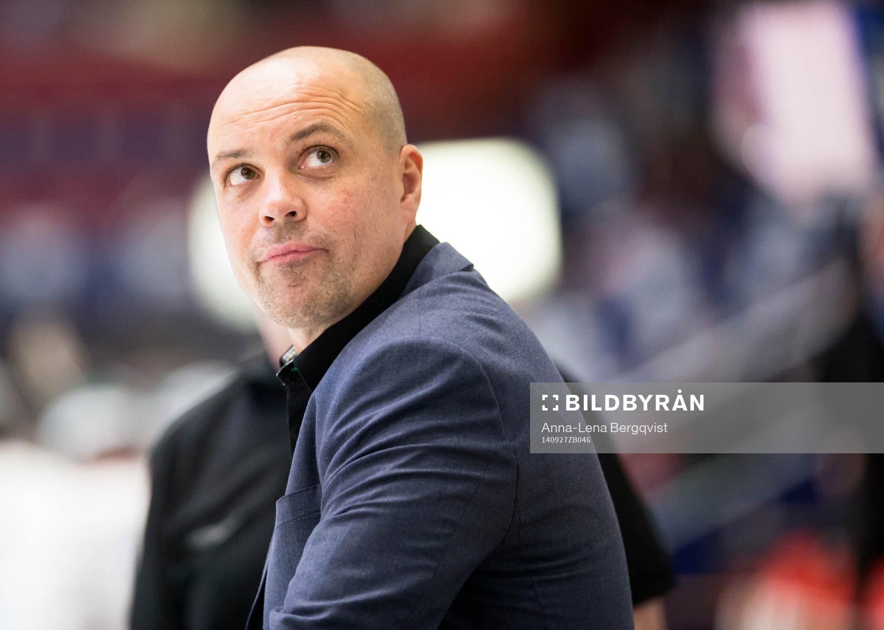 Färjestads ass.tränare Clas Eriksson tittar upp på