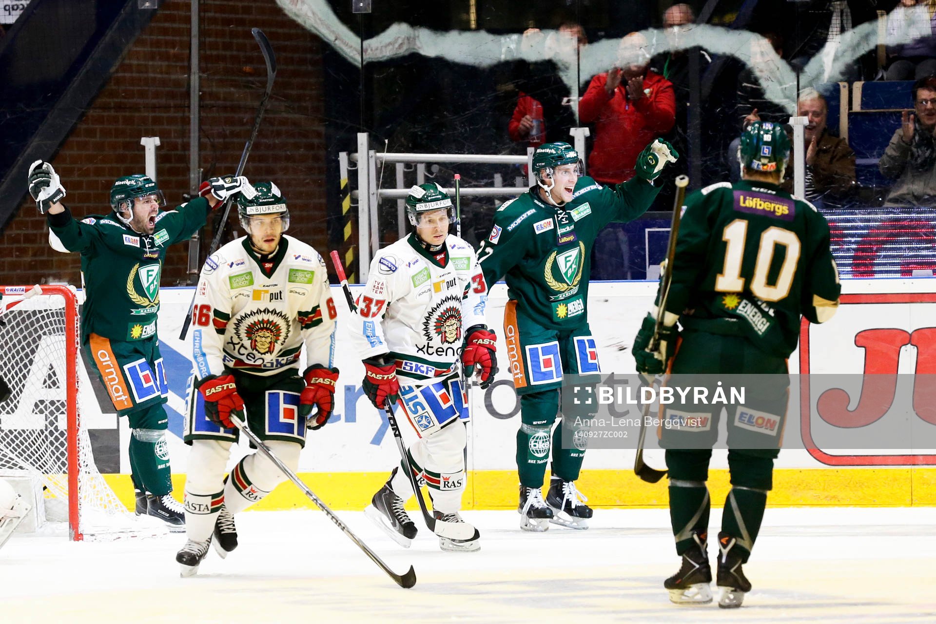 Färjestads Per Åslund och Milan Gulas jublar