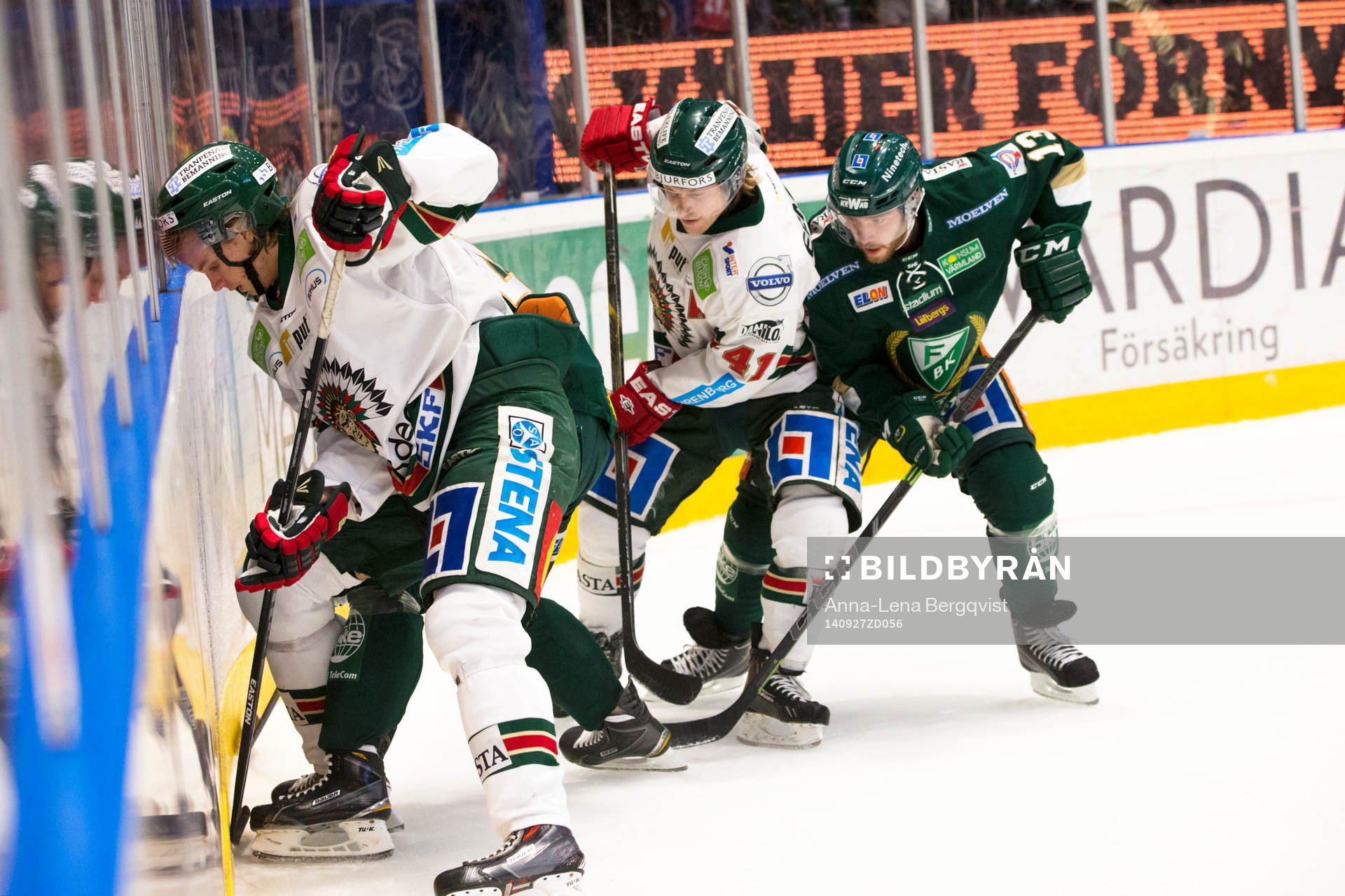 Frölundas Max Görtz och Mathis Olimb i kamp om pucken mot