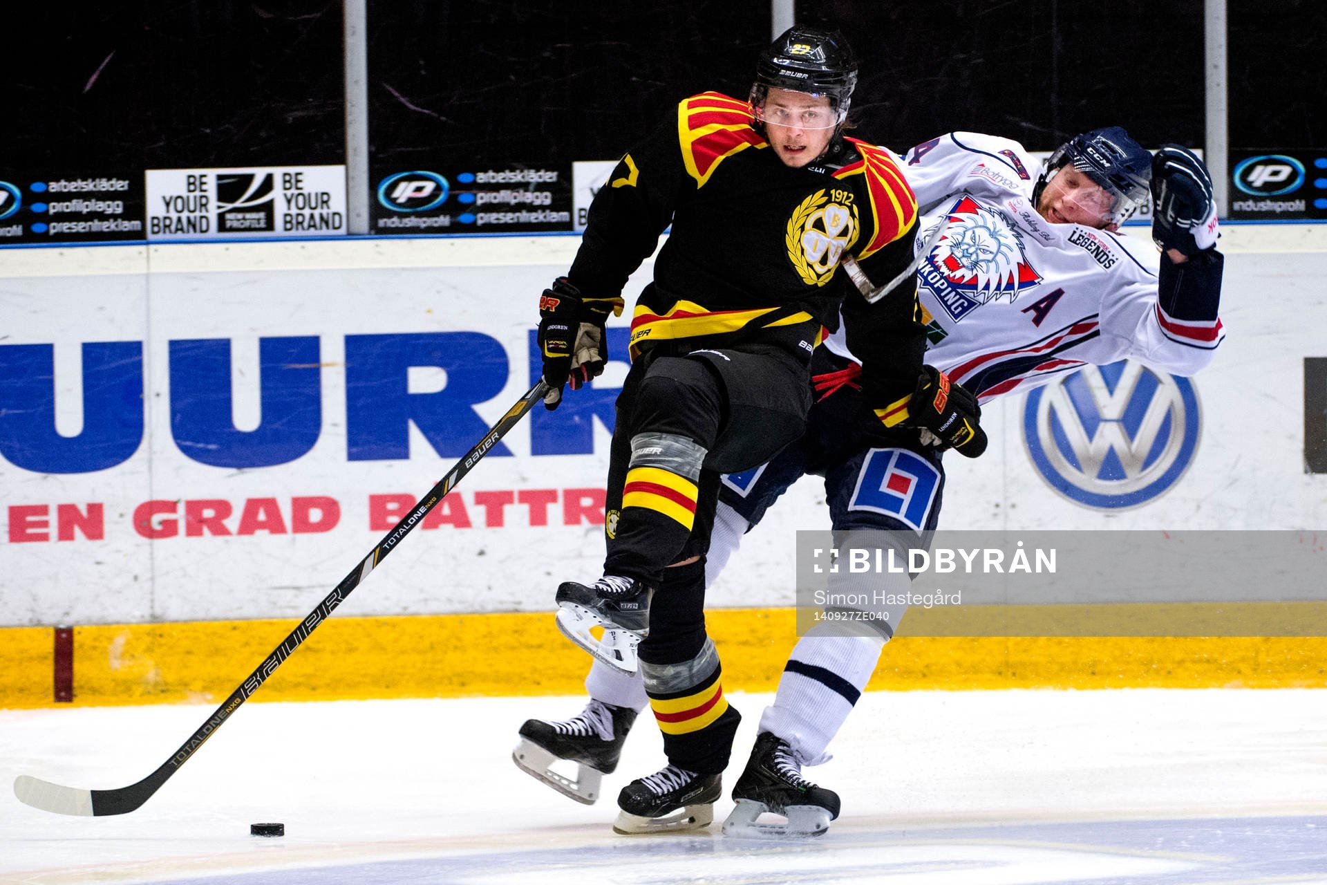 Brynäs Alexander Lindgren och Linköpings Jonas Junland i