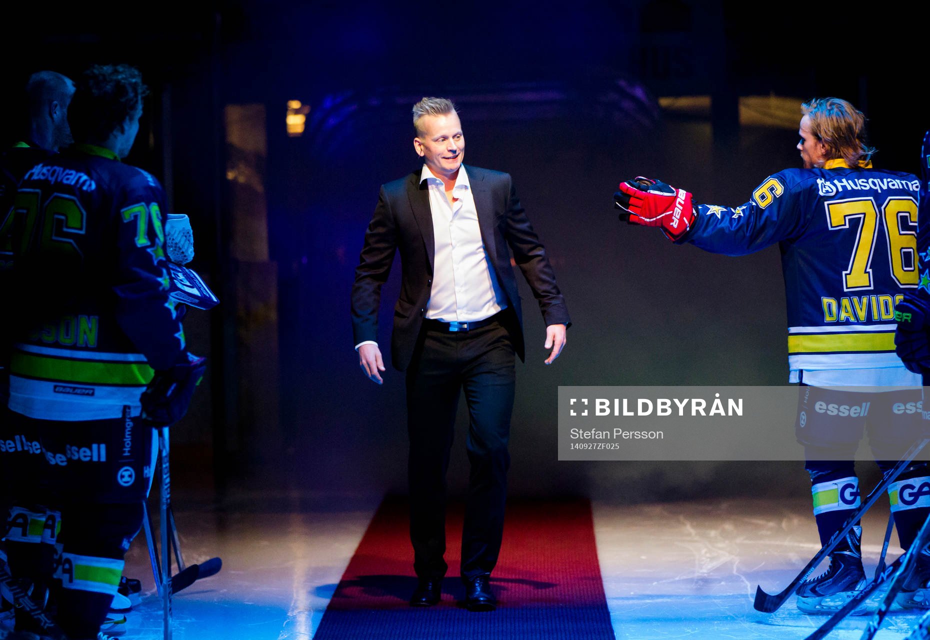 Johan Davidsson gör entre till tröjceremonin omgärdad av