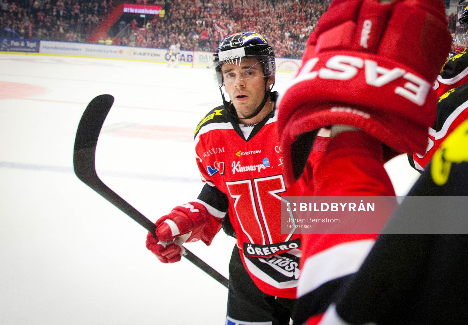 Örebros Tim Wallace gör 2-0 och på bilden jublar Derek