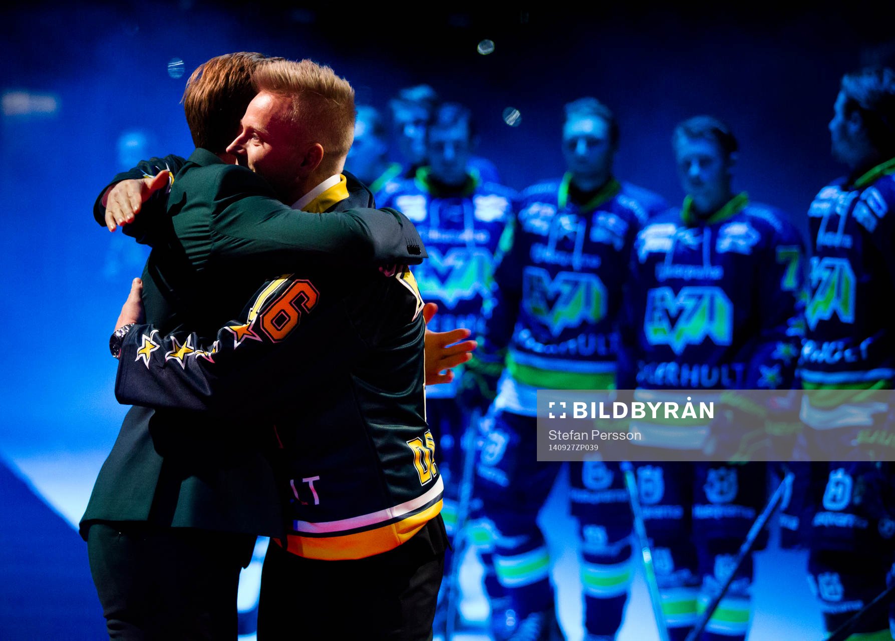 s David Petrasek  lämnar över tröja och kramar om Johan