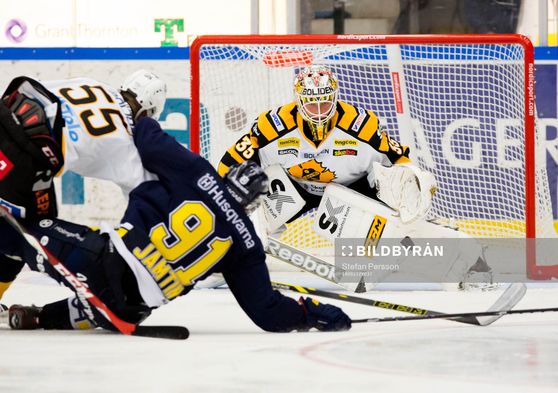 s Andreas Jämtin framför Skellefteås målvakt Markus