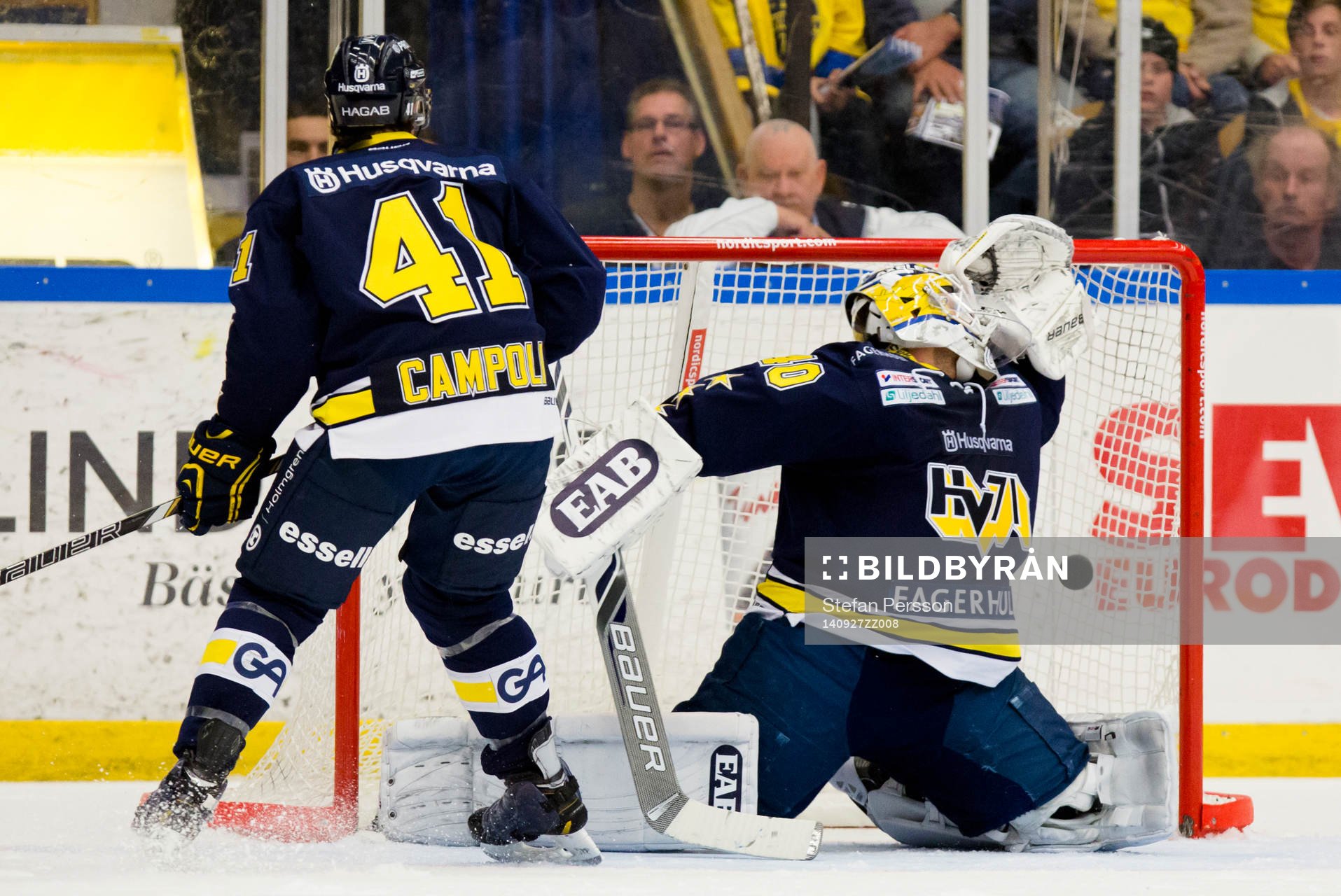 s Chris Campoli och målvakt Erik Ersberg ser pucken gå in