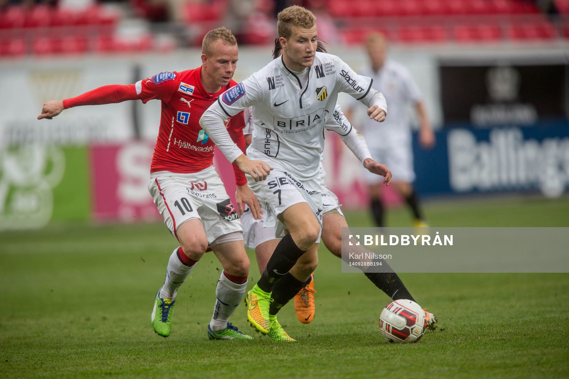 Kalmars Tobias Eriksson Häckens Simon Gustafson under fotbollsmatchen i Allsvenskan mellan Kalmar och Häcken den 28 september 2014 i Kalmar.
