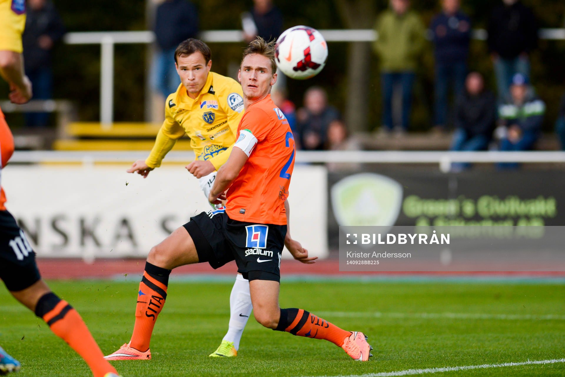Falkenbergs Anton Wede skjuter i ribban under fotbollsmatchen i Allsvenskan mellan Falkenberg och Norrköping den 28 september 2014 i Falkenberg.