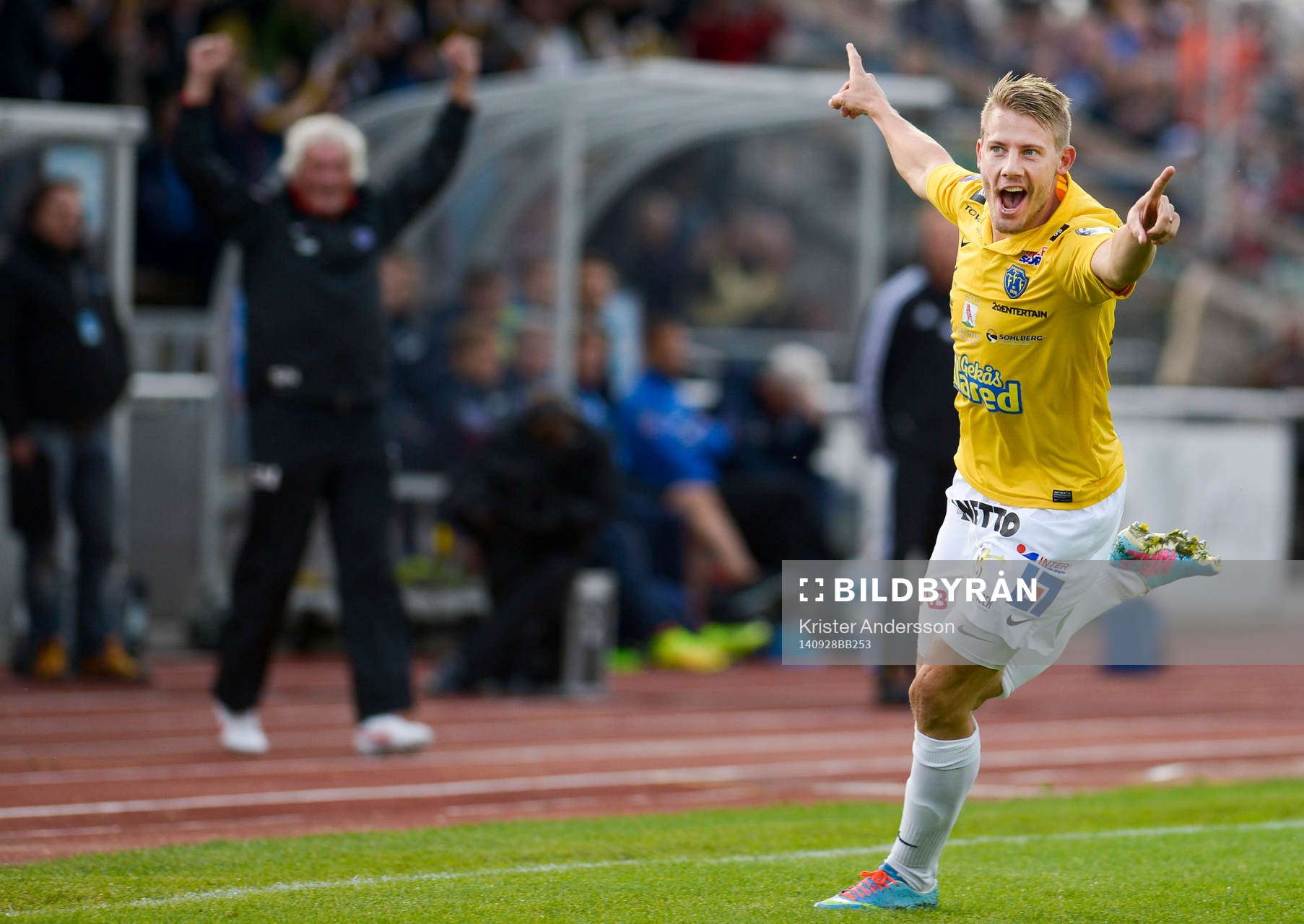 Falkenbergs Patrik Ingelsten (tv) jublar