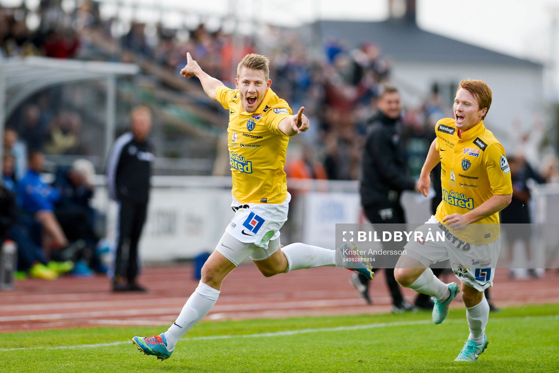 Falkenbergs Patrik Ingelsten (tv) jublar