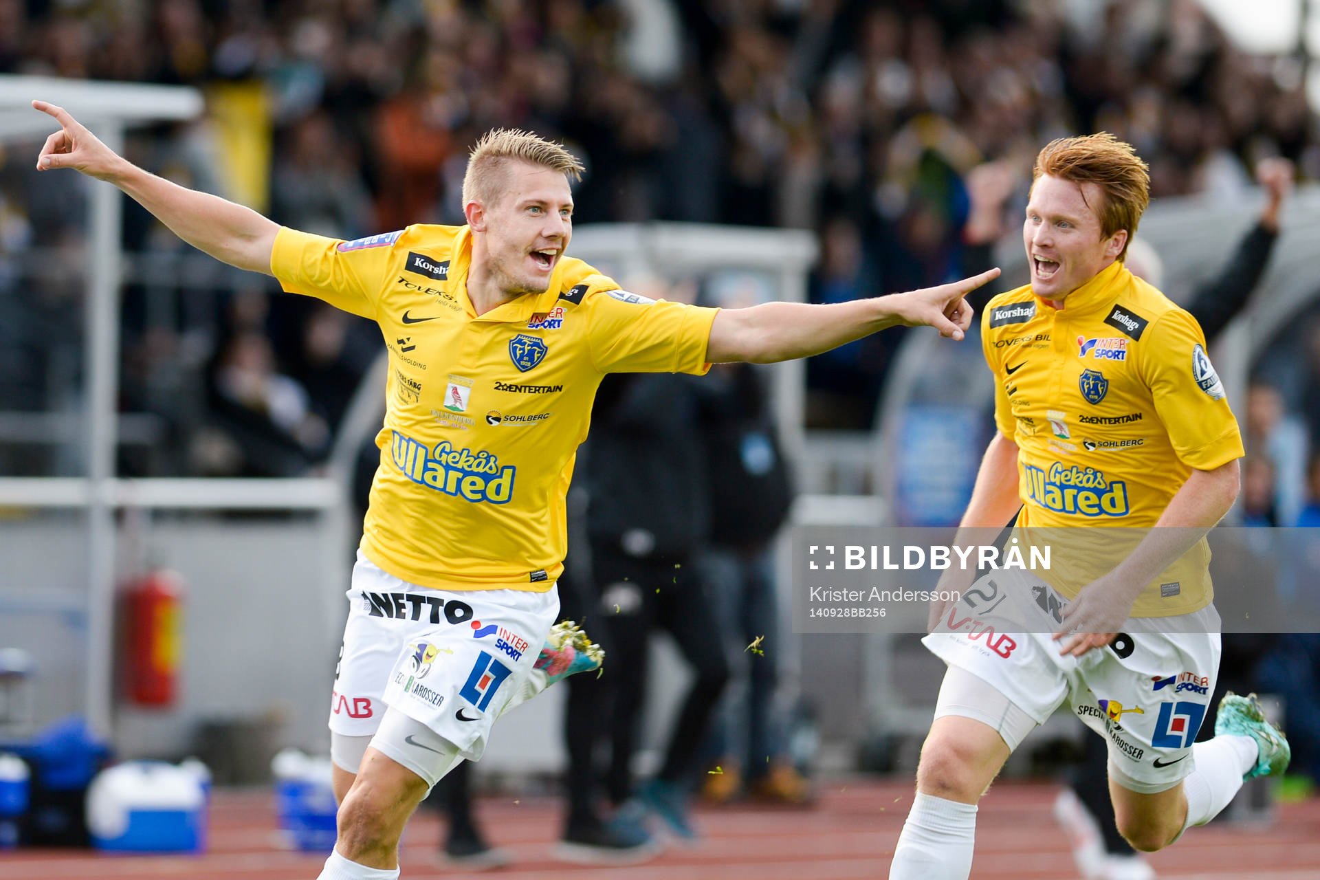 Falkenbergs Patrik Ingelsten (tv) jublar