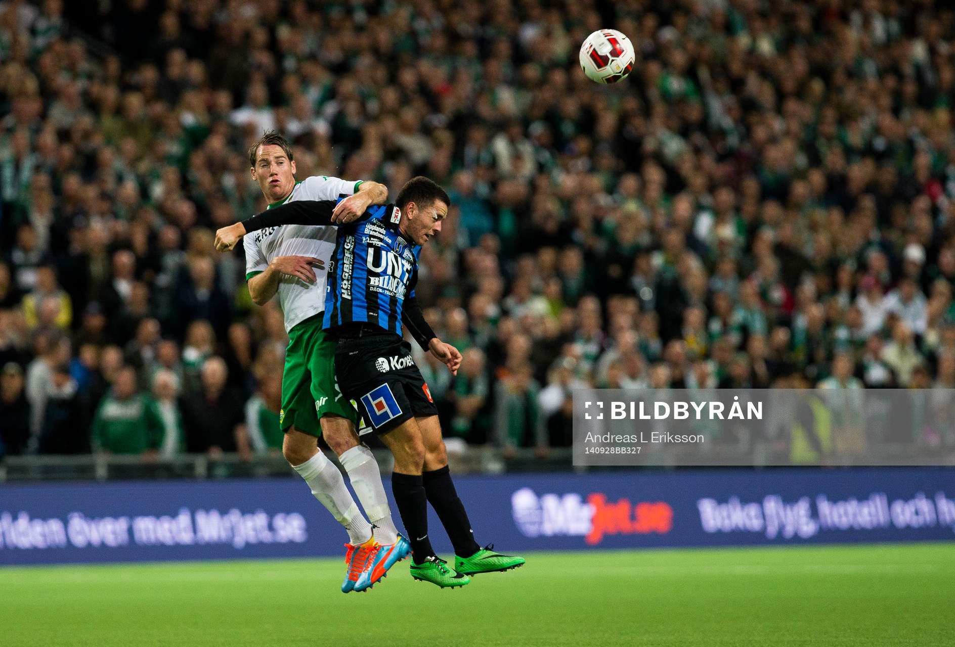 Hammarbys Johan Persson i en nickduell med Sirius Kerim Mrabti under fotbollsmatchen i Superettan mellan Hammarby och Sirius den 28 september 2014 i Stockholm.