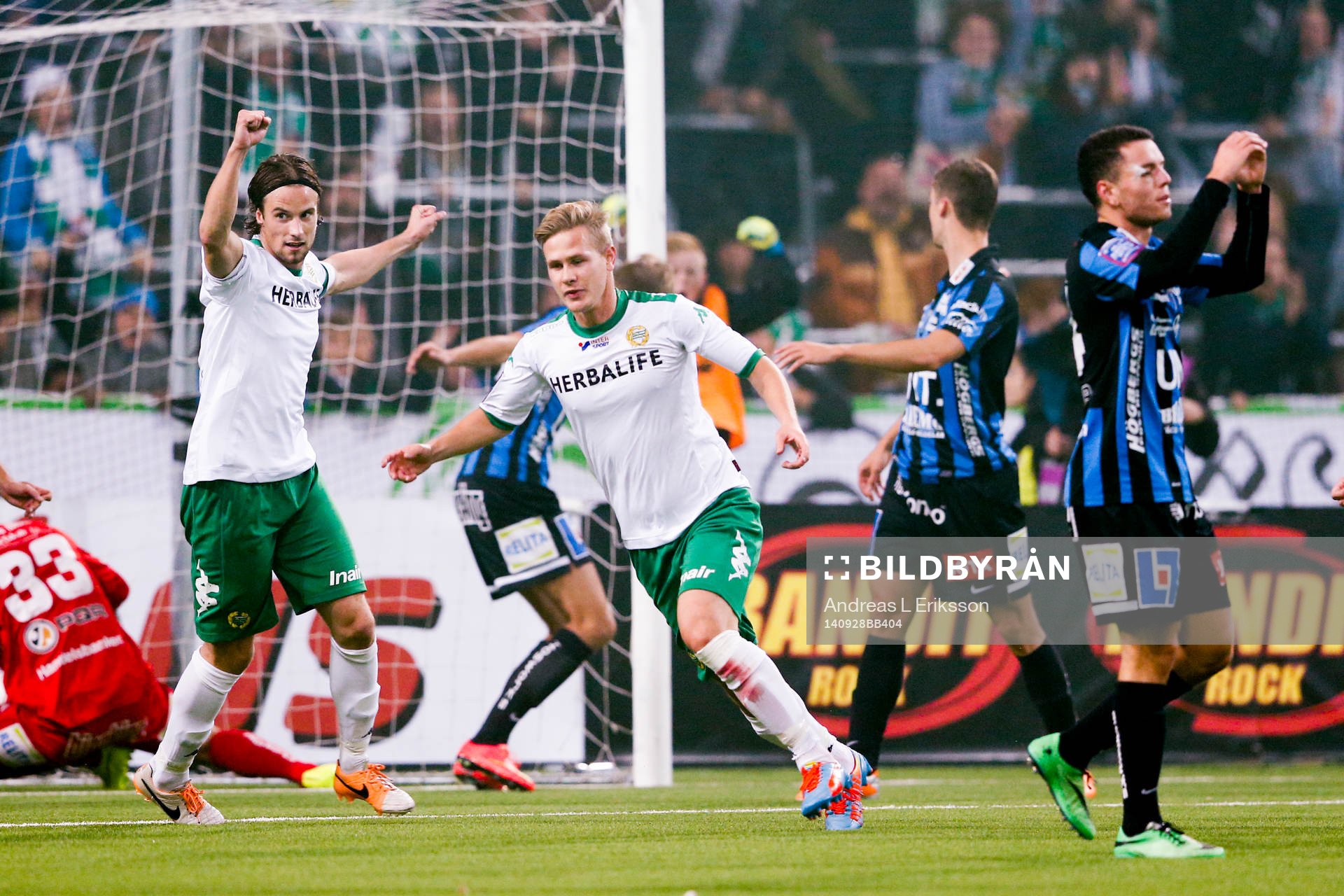 Hammarbys Erik Israelsson (m) och Hammarbys 17+(tv) jublar