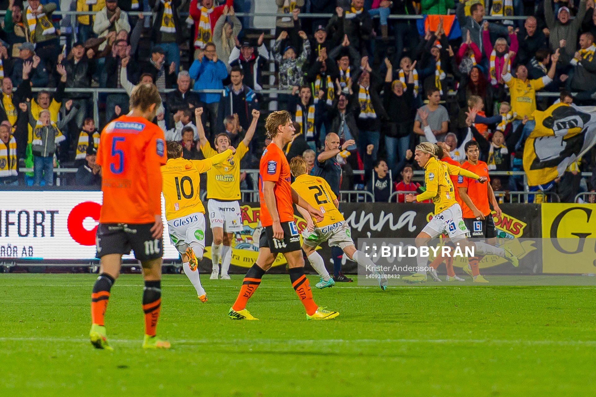 Falkenbergs Carl-Oscar Andersson gör 3-2 och jublar under fotbollsmatchen i Allsvenskan mellan Falkenberg och Norrköping den 28 september 2014 i Falkenberg.