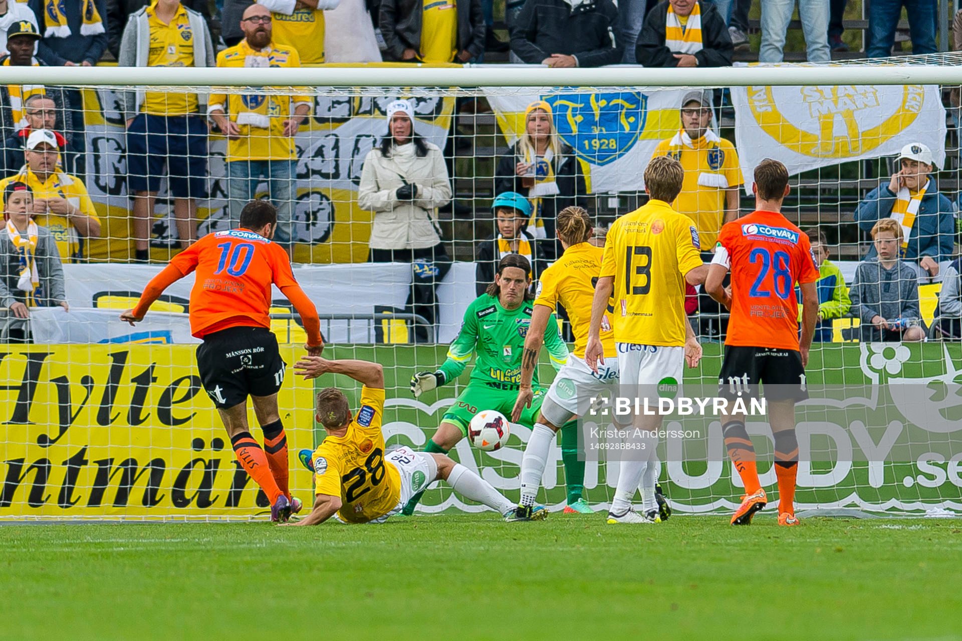 Norrköpings Emir Kujovic skjuter och Falkenbergs målvakt Otto Martler räddar under fotbollsmatchen i Allsvenskan mellan Falkenberg och Norrköping den 28 september 2014 i Falkenberg.