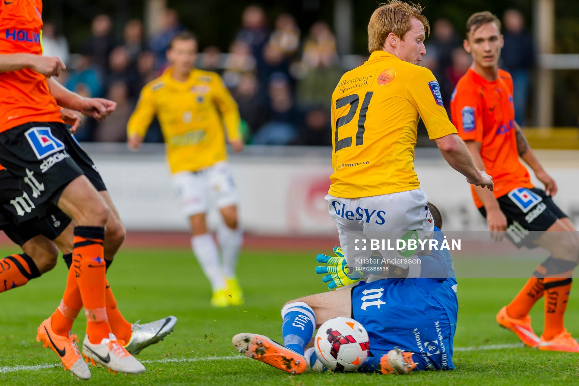 Norrköpings målvakt Marcus Sahlman räddar