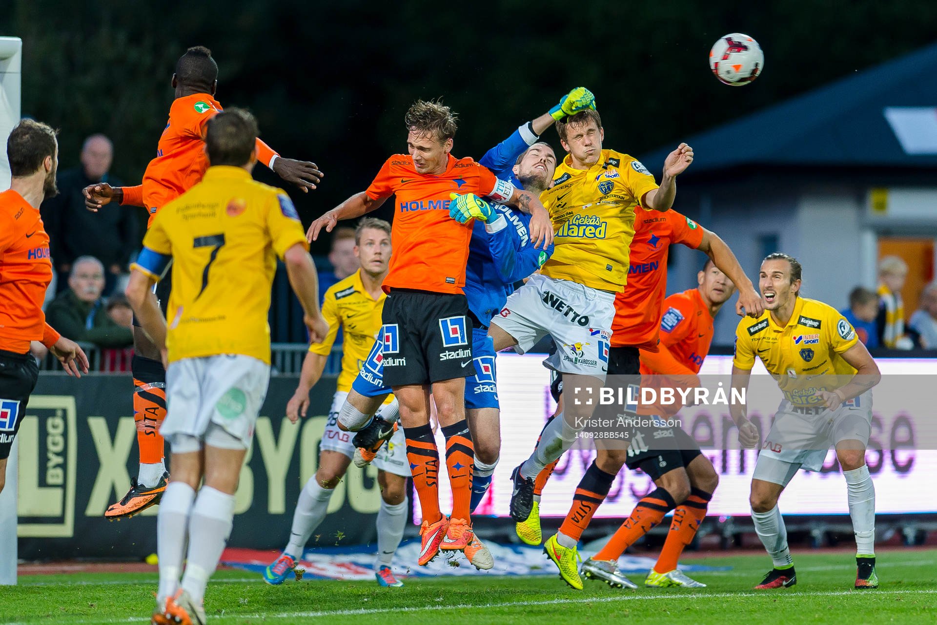 Norrköpings målvakt Marcus Sahlman boxar undan bollen