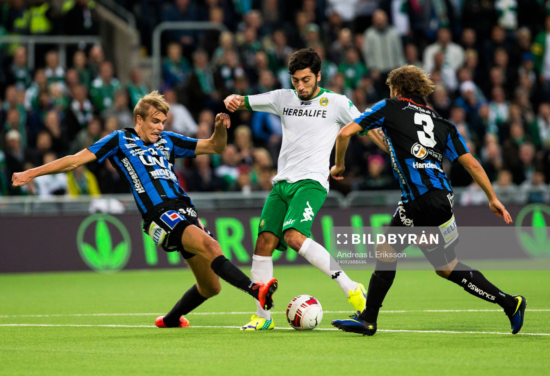 Hammarbys Nahir Besara (m) försöker ta sig förbi Sirius