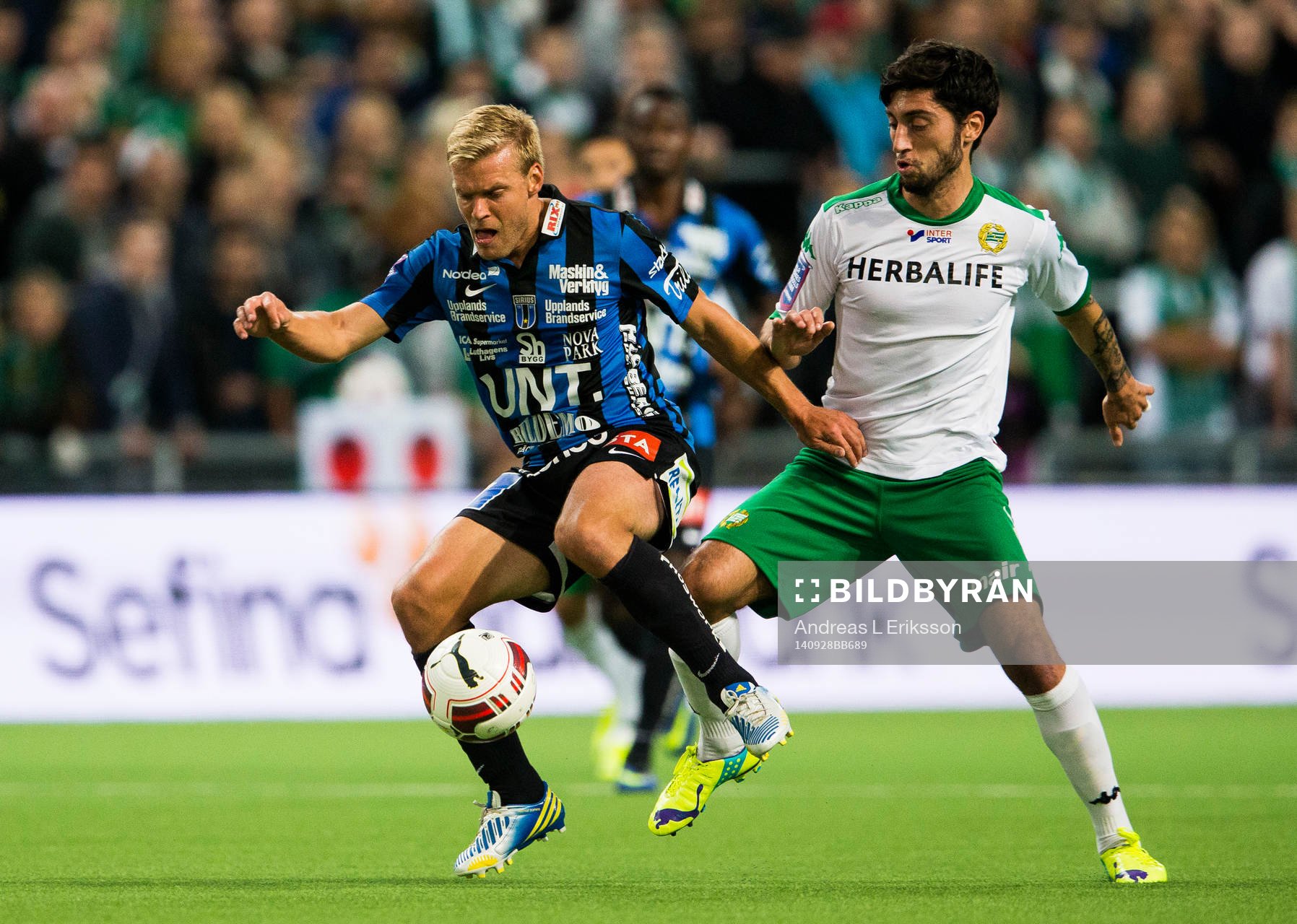 Sirius Johan Arneng i kamp om bollen med Hammarbys Nahir