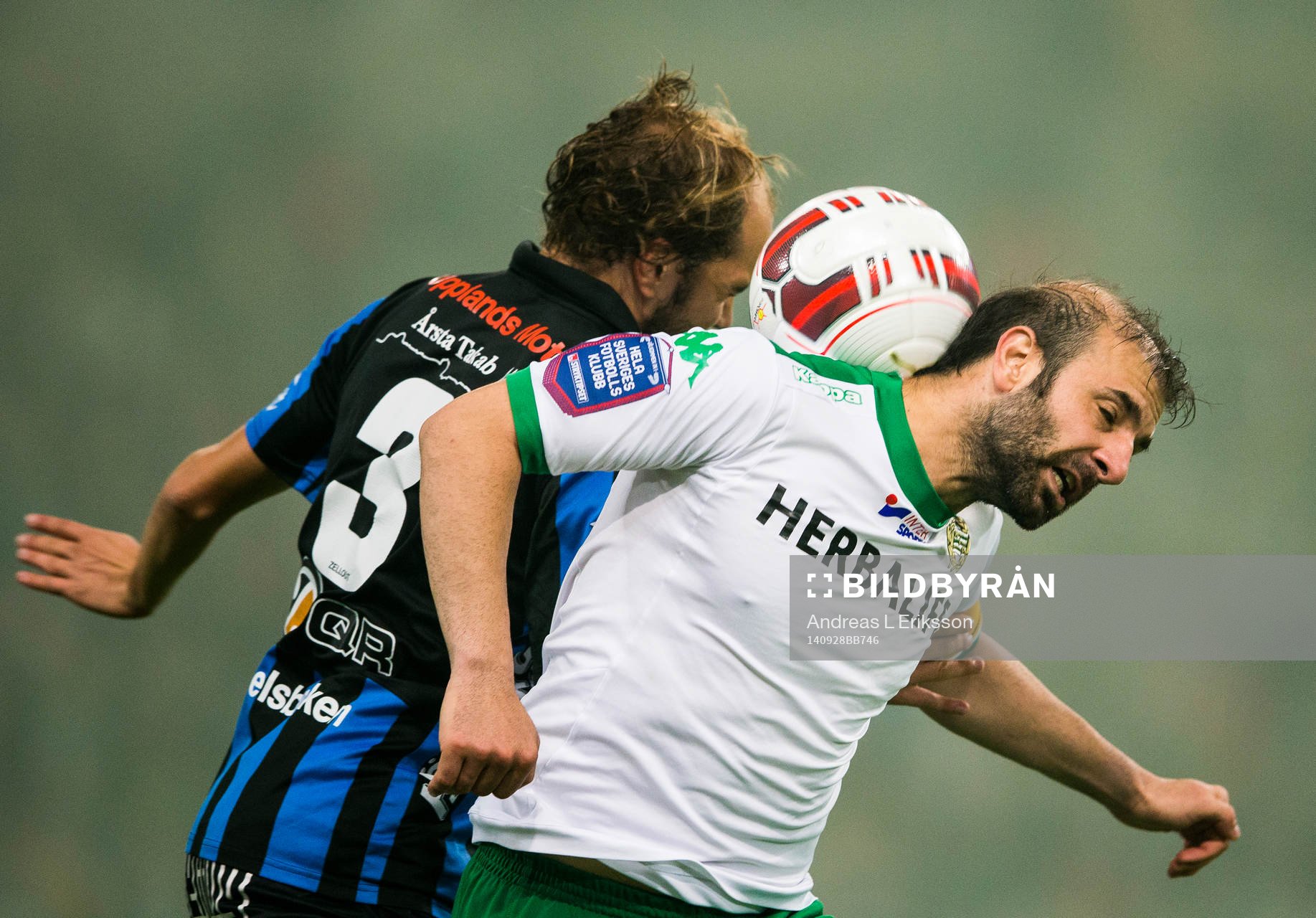 Sirius Karl Larson och Hammarbys Kennedy Bakircioglu i en