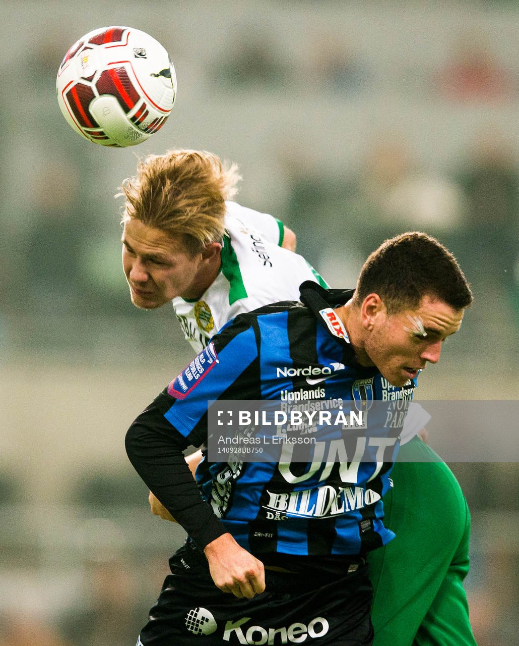 Hammarbys Erik Israelsson i en nickduell med Sirius Kerim