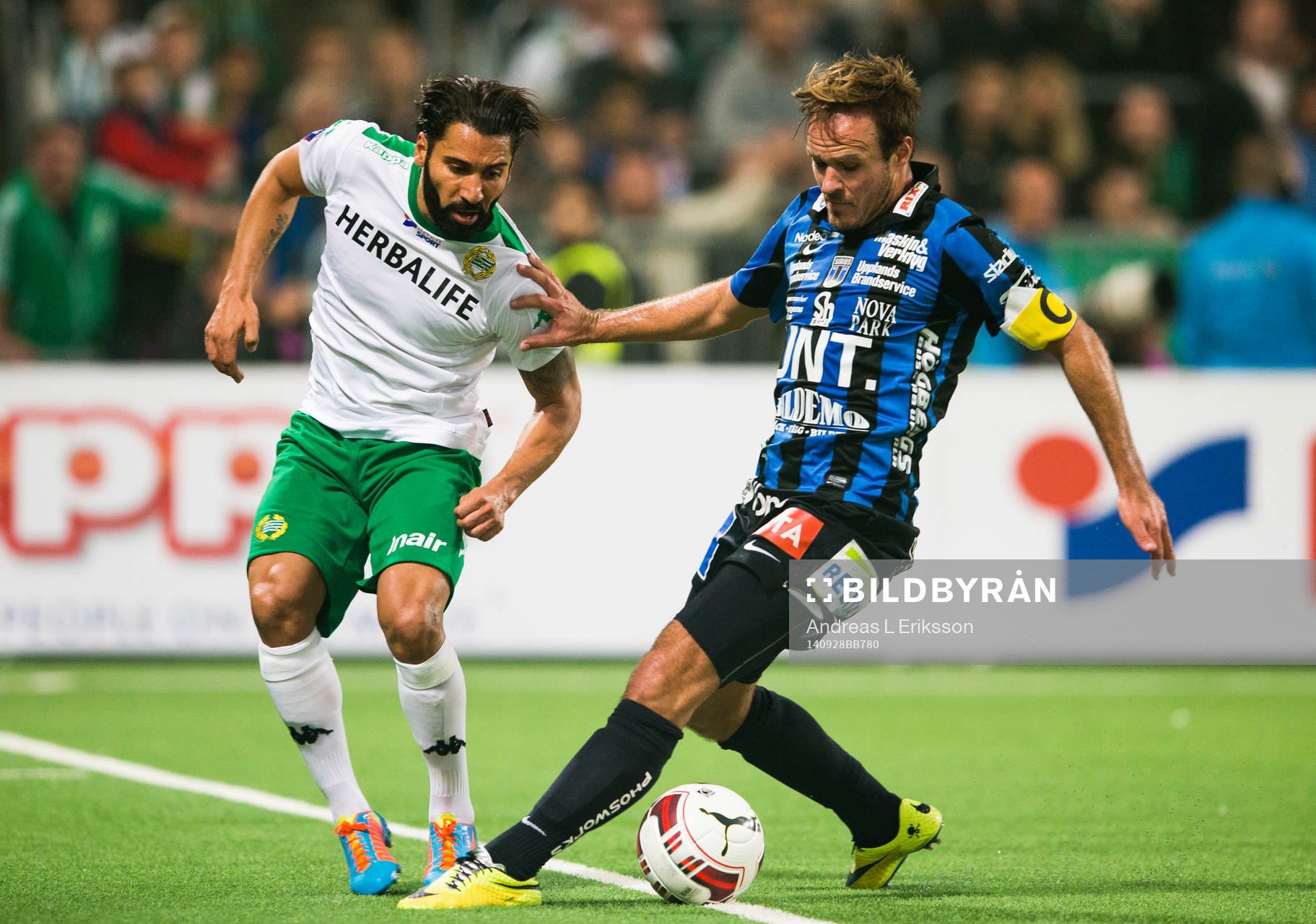 Hammarbys Stefan Batan i kamp om bollen med Sirius Niklas