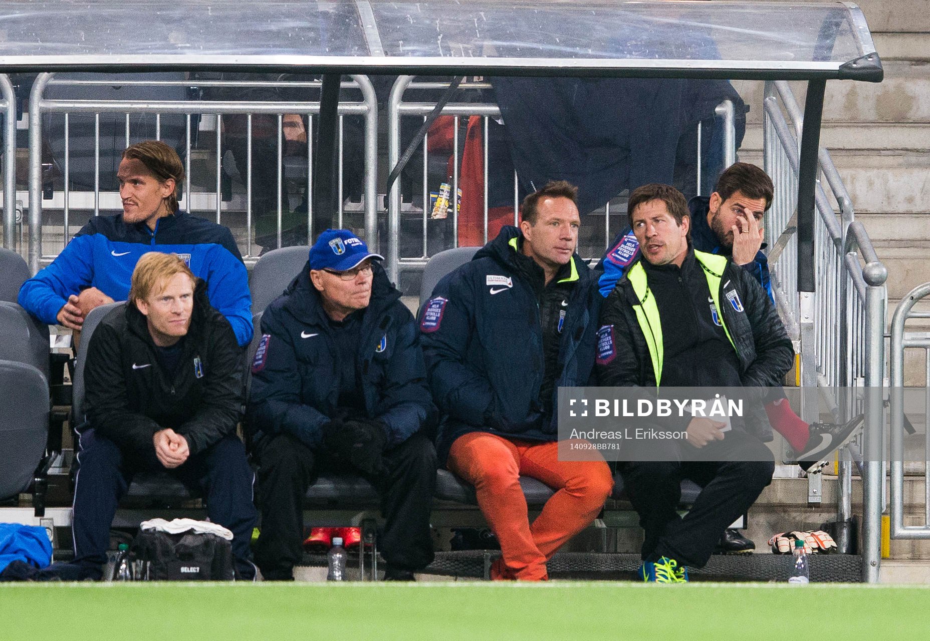 Sirius tränare Kim Bergstrand och assisterande tränare Thomas Lagerlöf på bänken under fotbollsmatchen i Superettan mellan Hammarby och Sirius den 28 september 2014 i Stockholm.
