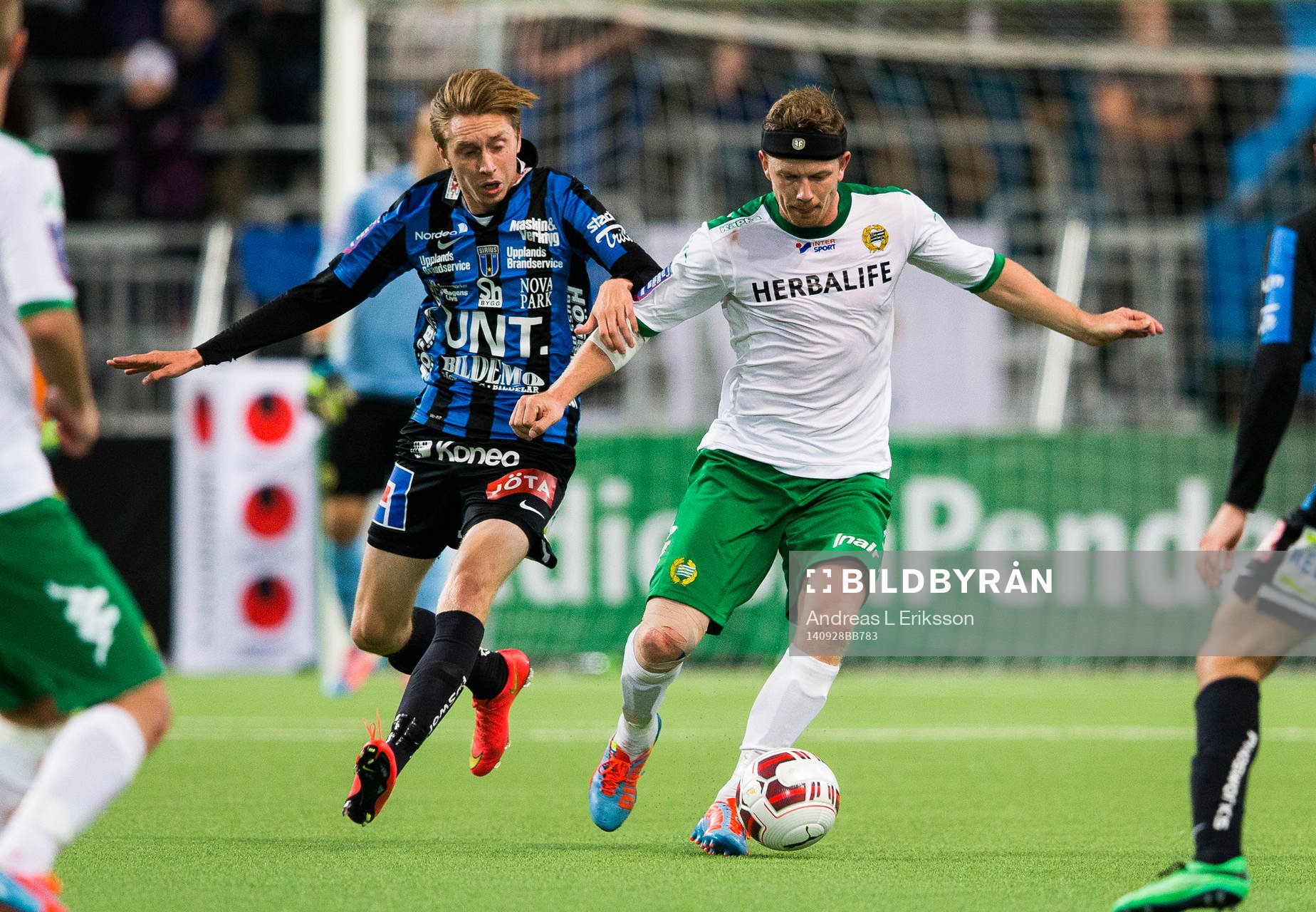 Sirius Daniel Ahonen jagar Hammarbys Thomas Guldborg Christensen under fotbollsmatchen i Superettan mellan Hammarby och Sirius den 28 september 2014 i Stockholm.