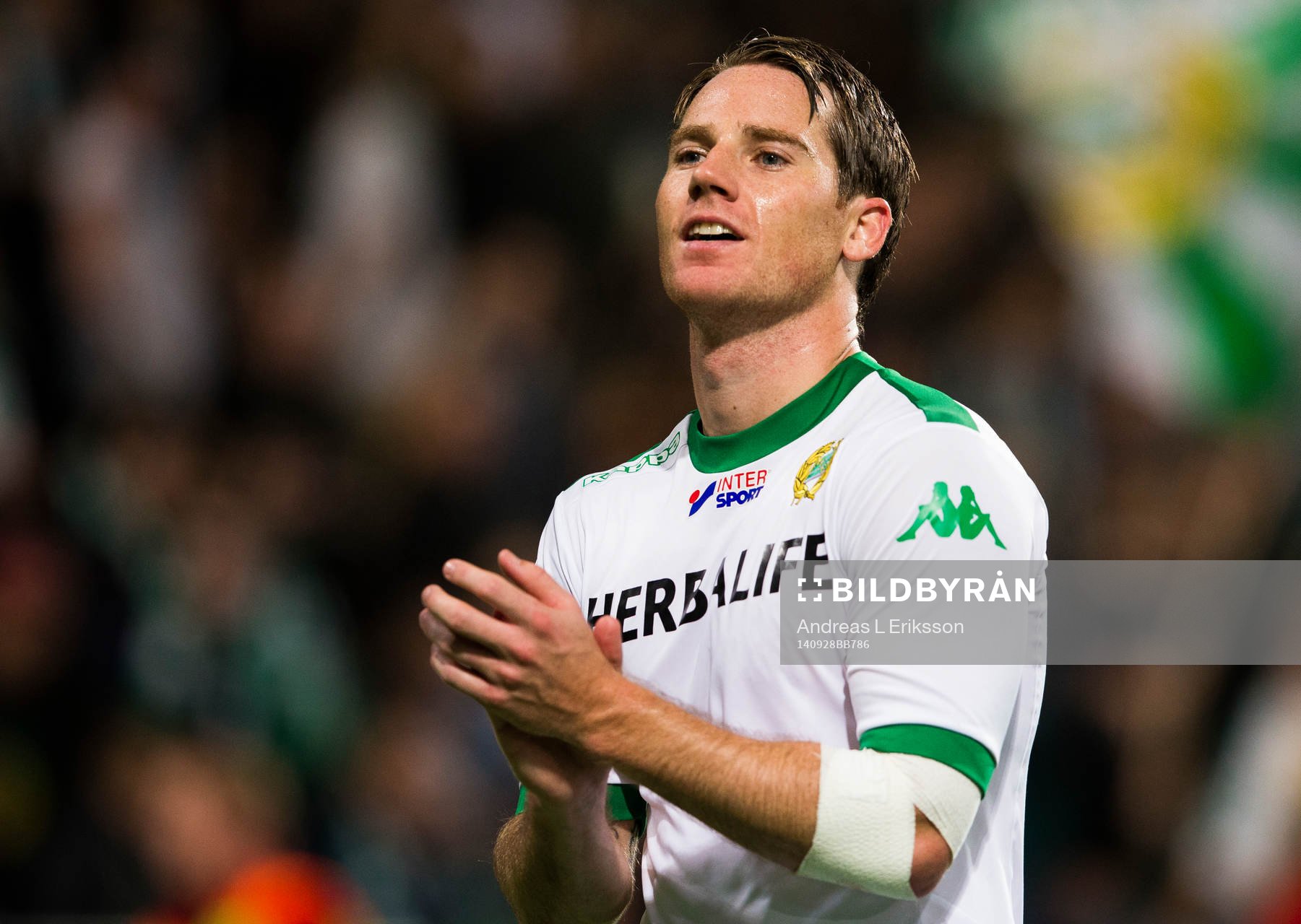 Hammarbys Johan Persson applåderar efterfotbollsmatchen i