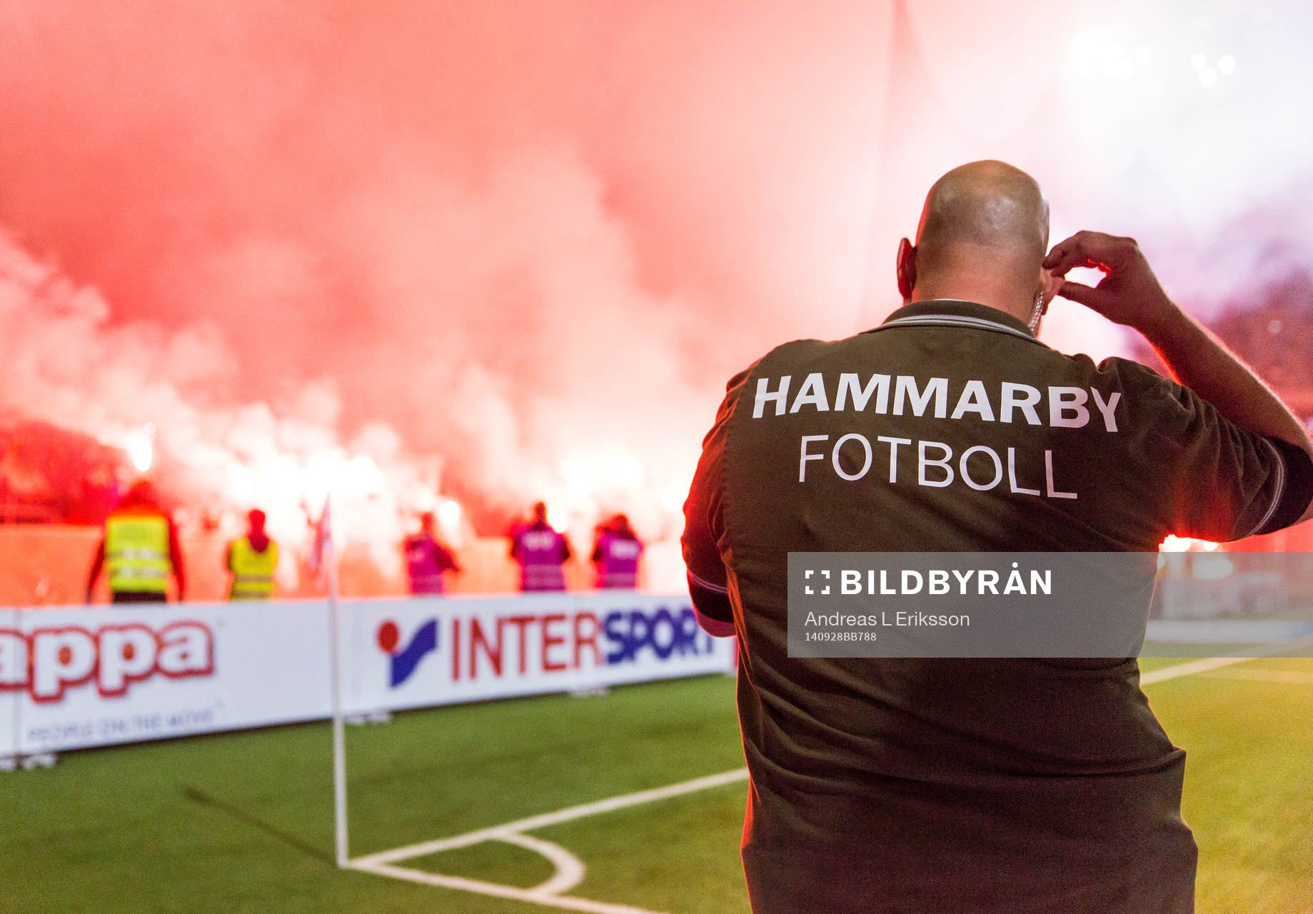 Hammarbys säkerhetspersonal ser på när publiken tänker