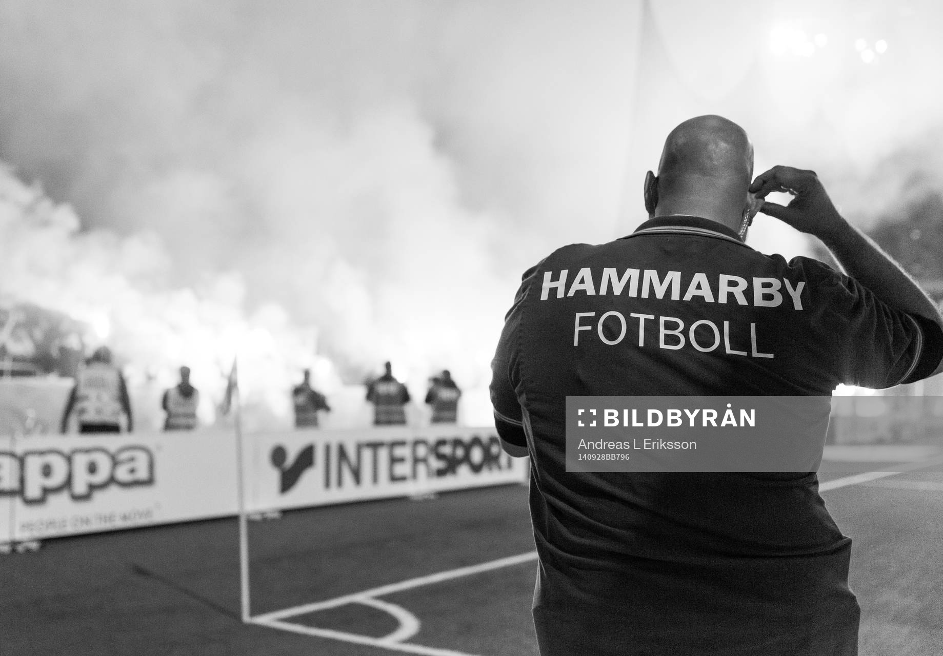 Hammarbys säkerhetspersonal ser på när publiken tänker
