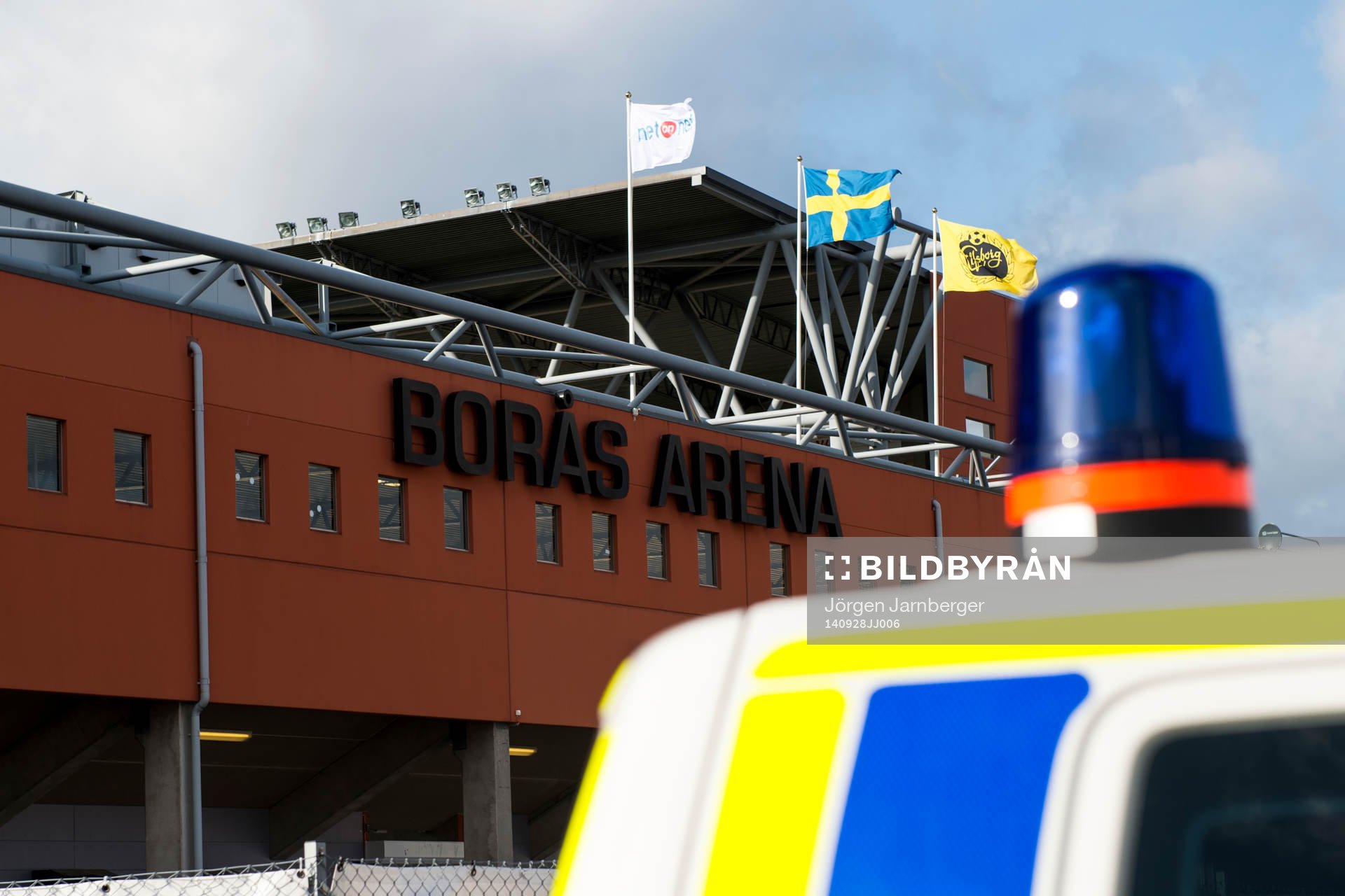Blåljus på polisbil utanför Borås arena innan