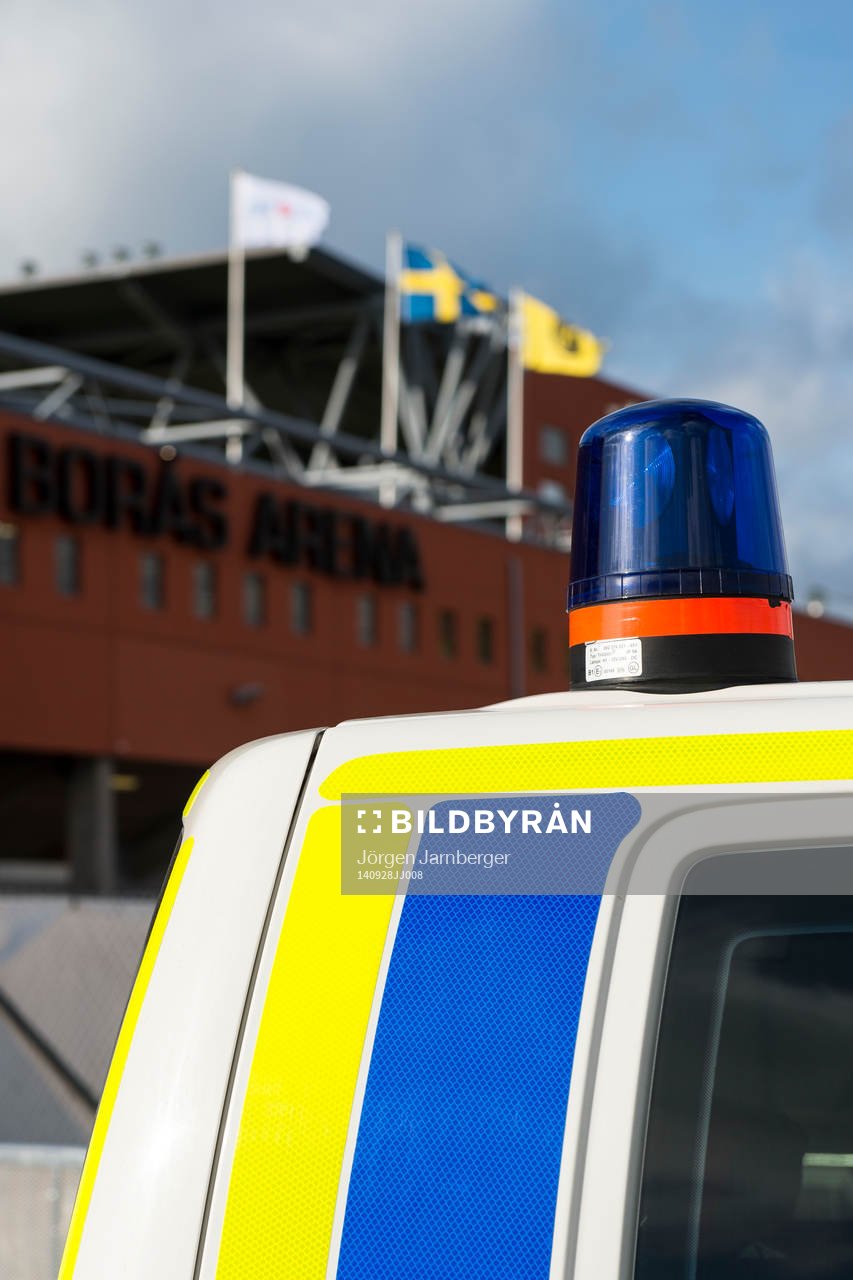 Blåljus på polisbil utanför Borås arena innan