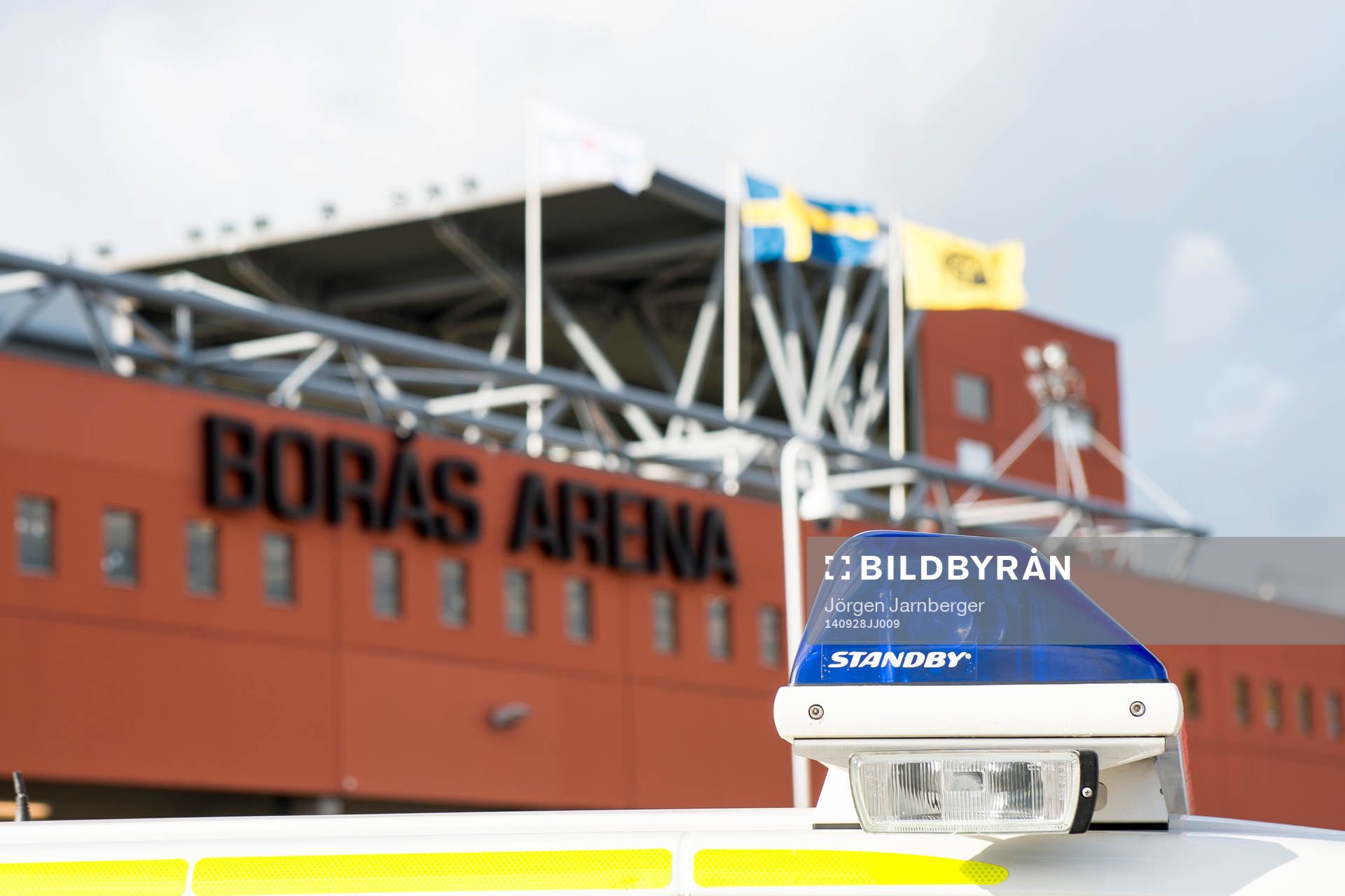 Blåljus på polisbil utanför Borås arena innan