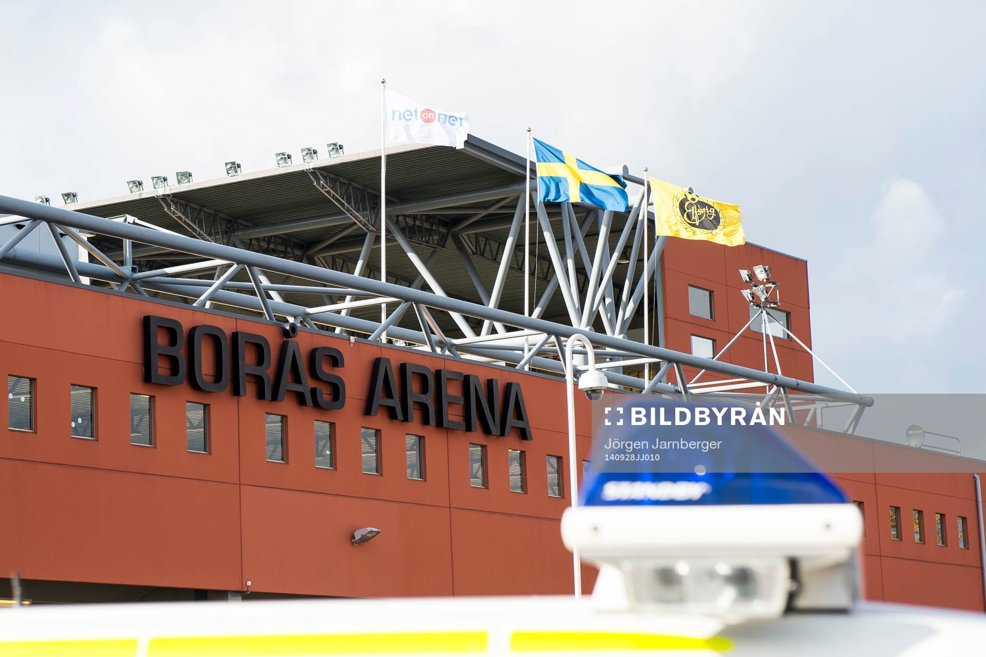 Blåljus på polisbil utanför Borås arena innan
