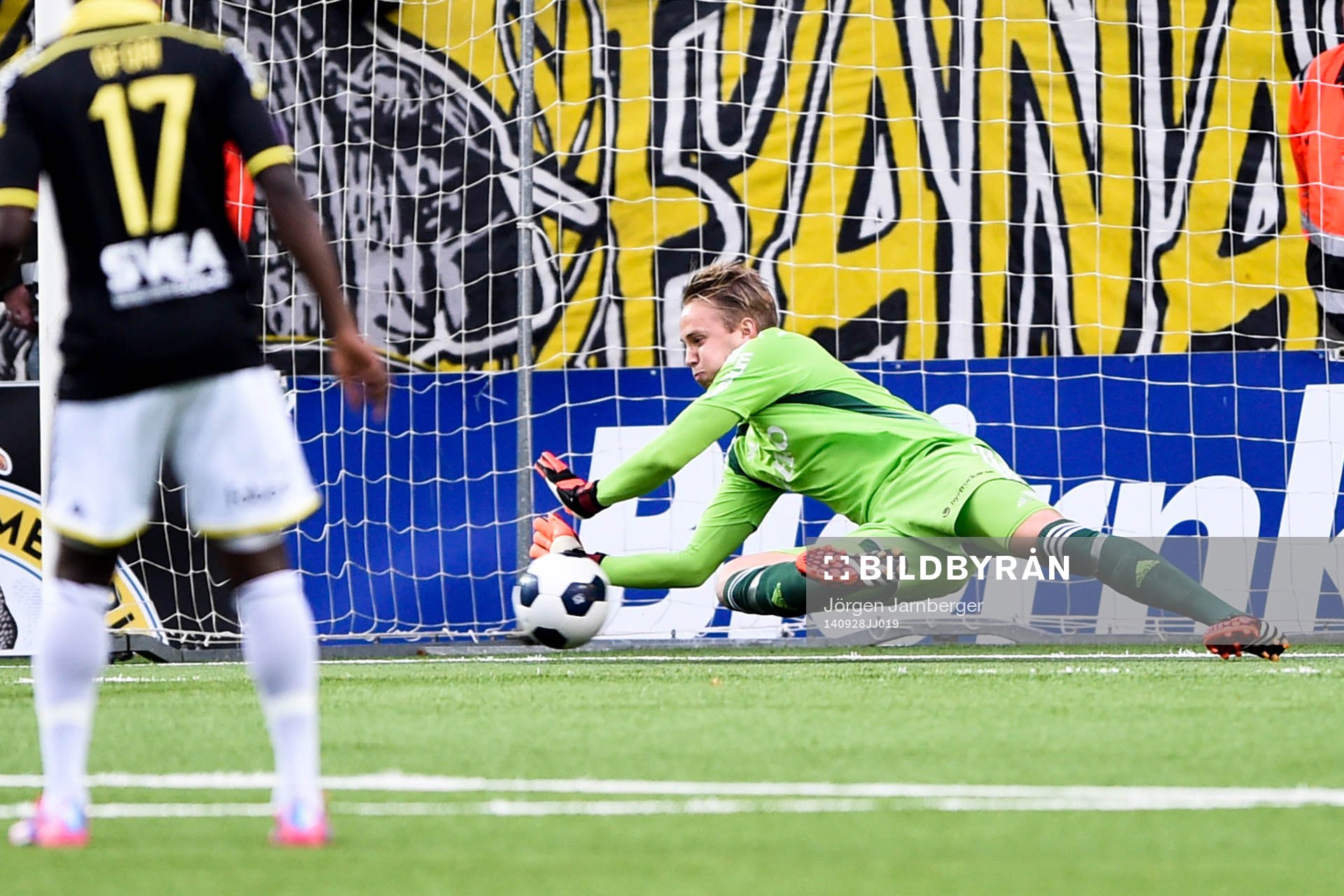 AIK:s målvakt Patrik Carlgren räddar under fotbollsmatchen i Allsvenskan mellan Elfsborg och AIK den 28 september 2014 i Borås.