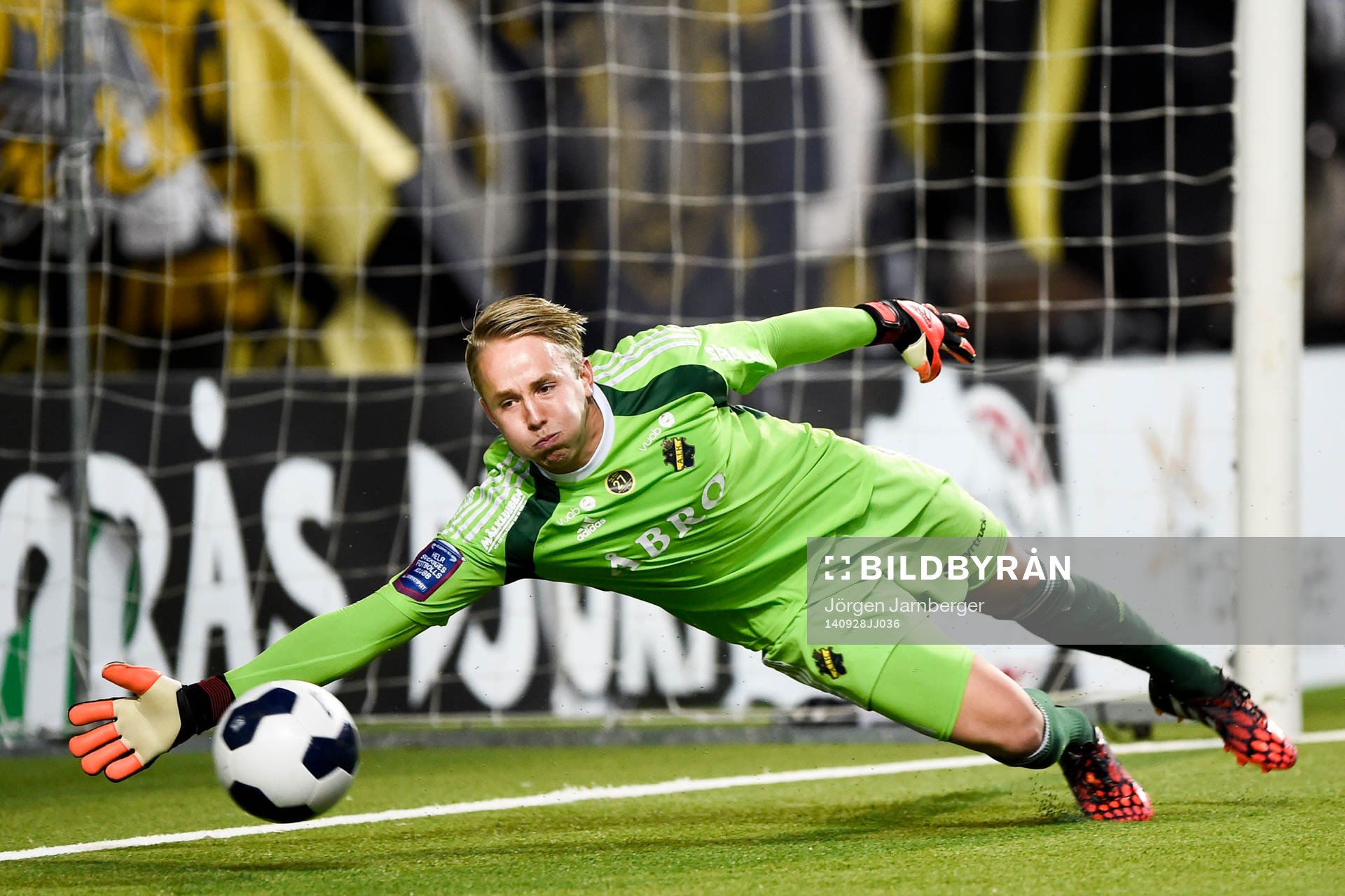 s målvakt Patrik Carlgren släpper in 1-0 från Elfsborgs
