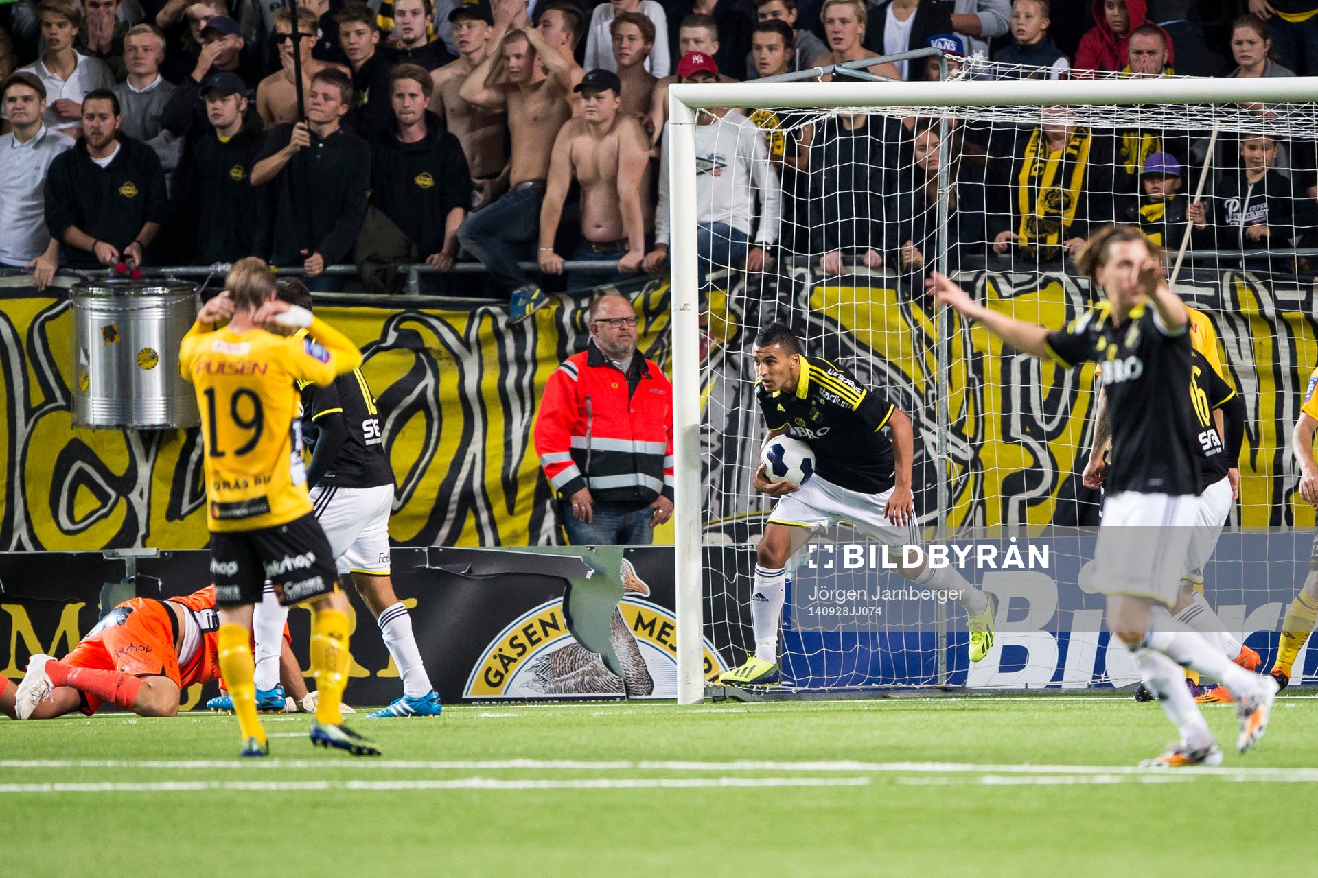 s Nabil Bahoui hämtar bollen ur Elfsborgs mål