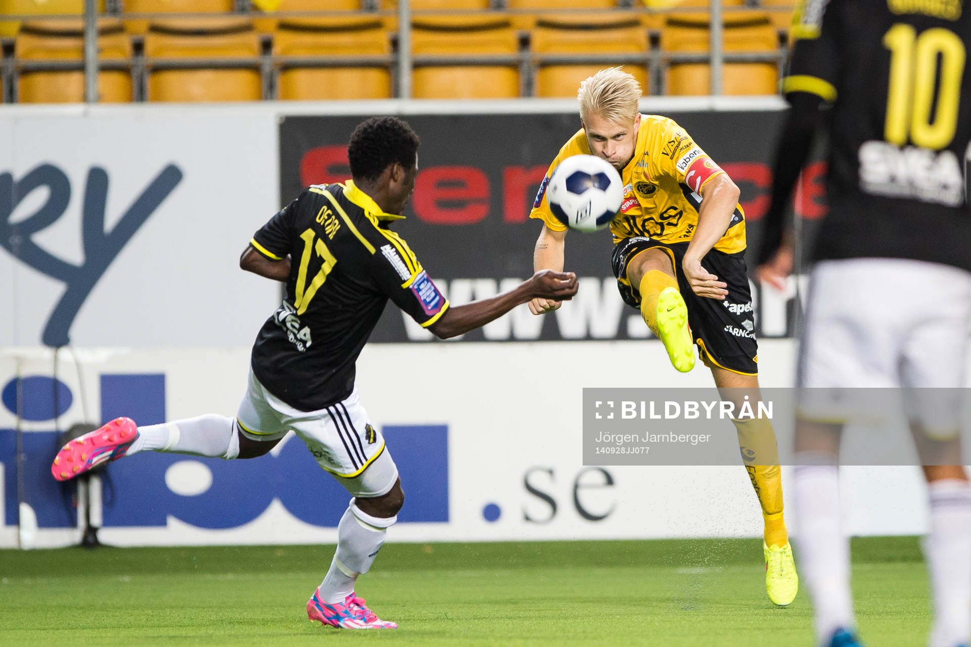 Elfsborgs Johan Larsson lägger ett inlägg