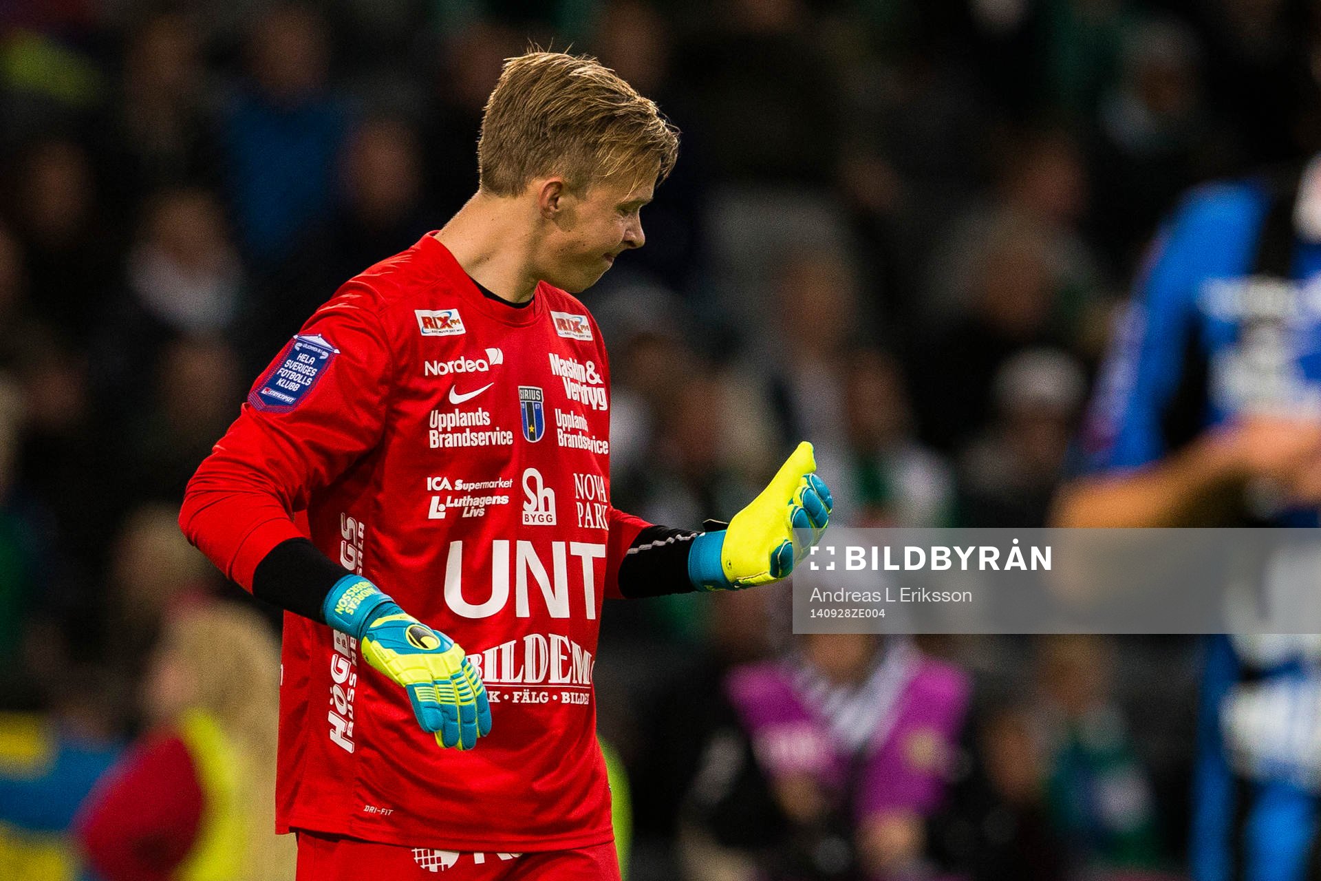 Sirius målvakt Andreas Andersson får ont i handen