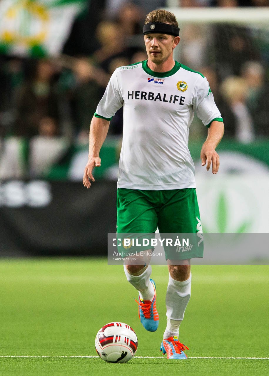 Hammarbys Thomas Guldborg Christensen med bollen