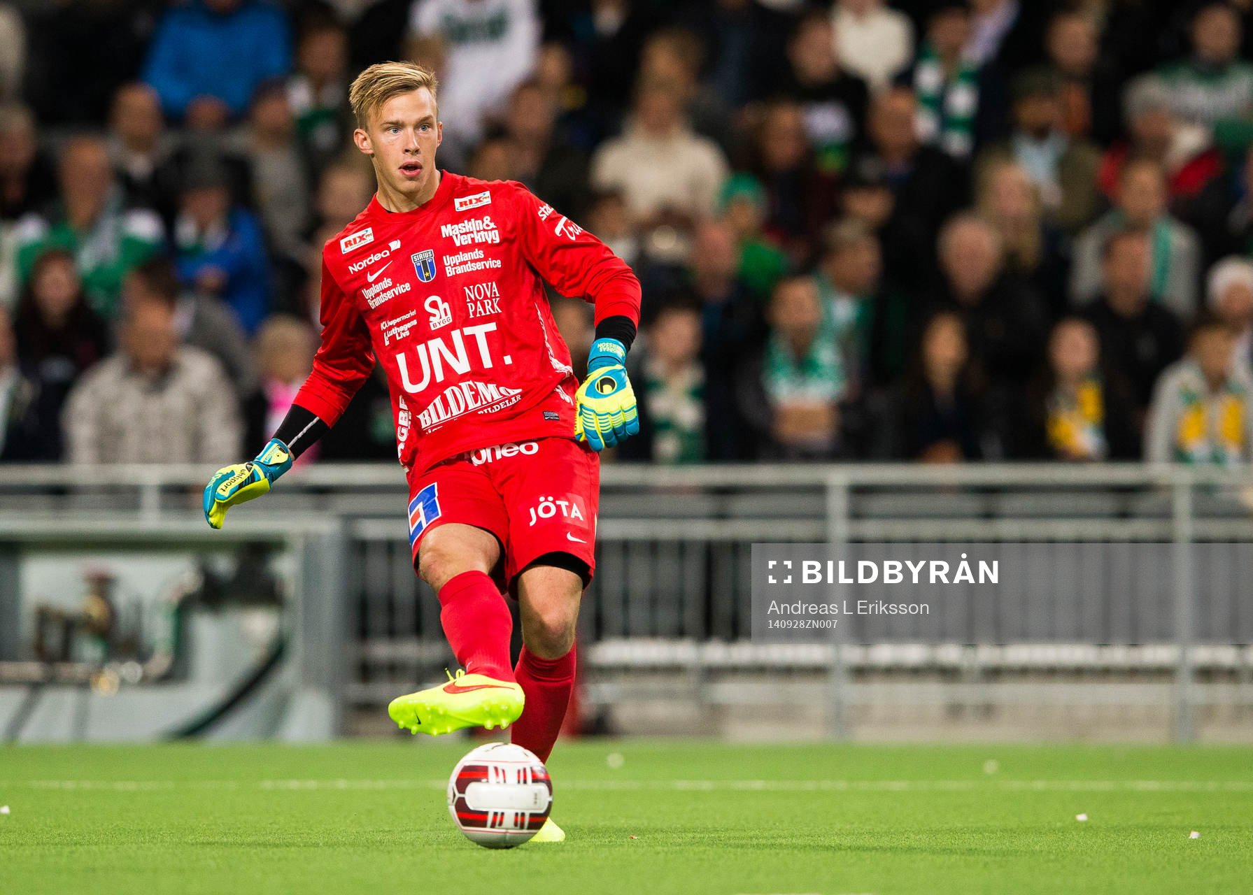 Sirius målvakt Andreas Andersson med bollen