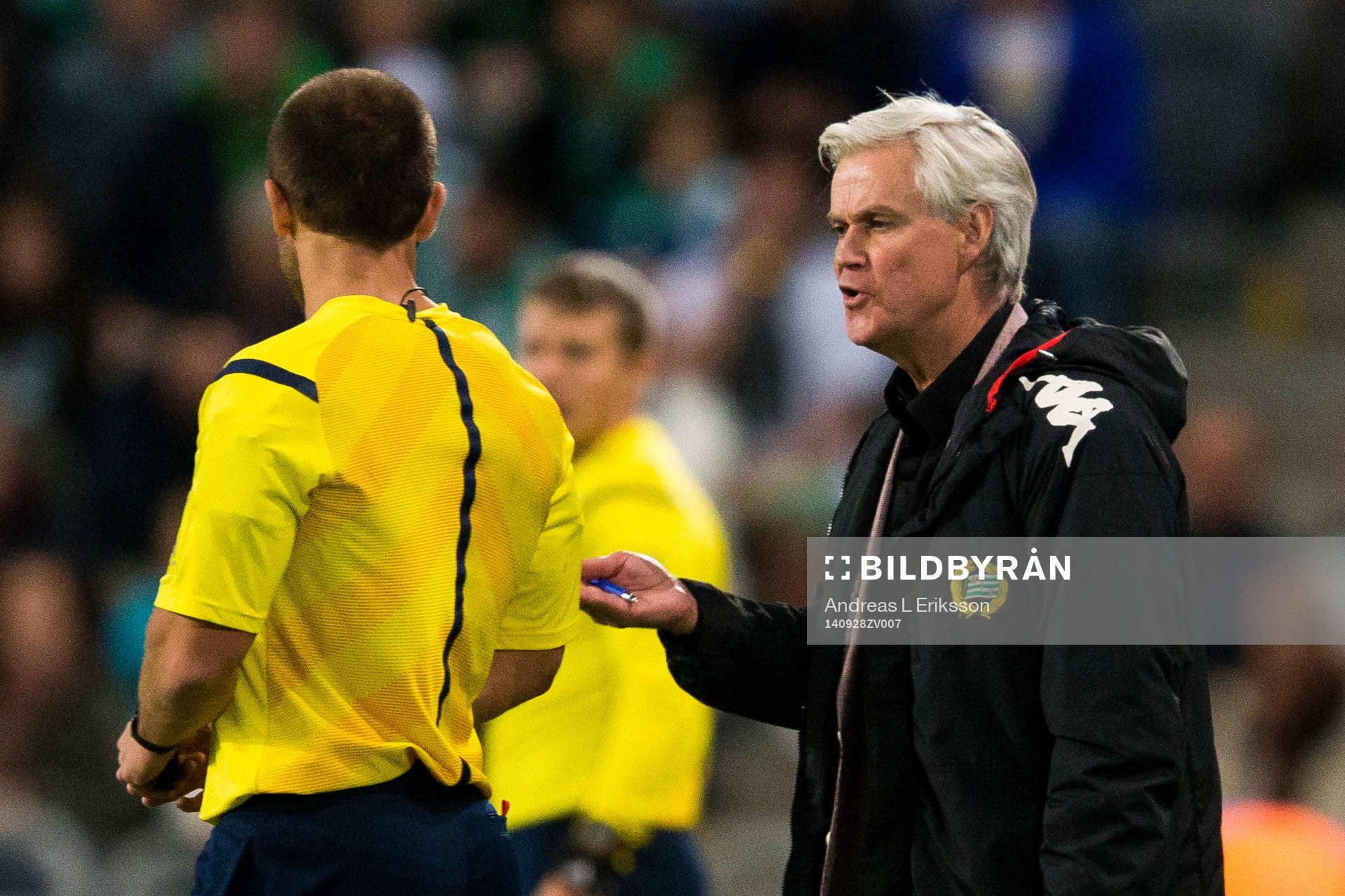 Hammarbys tränare Nanne Bergstrand reagerar på domare Kaspar Sjöberg under fotbollsmatchen i Superettan mellan Hammarby och Sirius den 28 september 2014 i Stockholm.