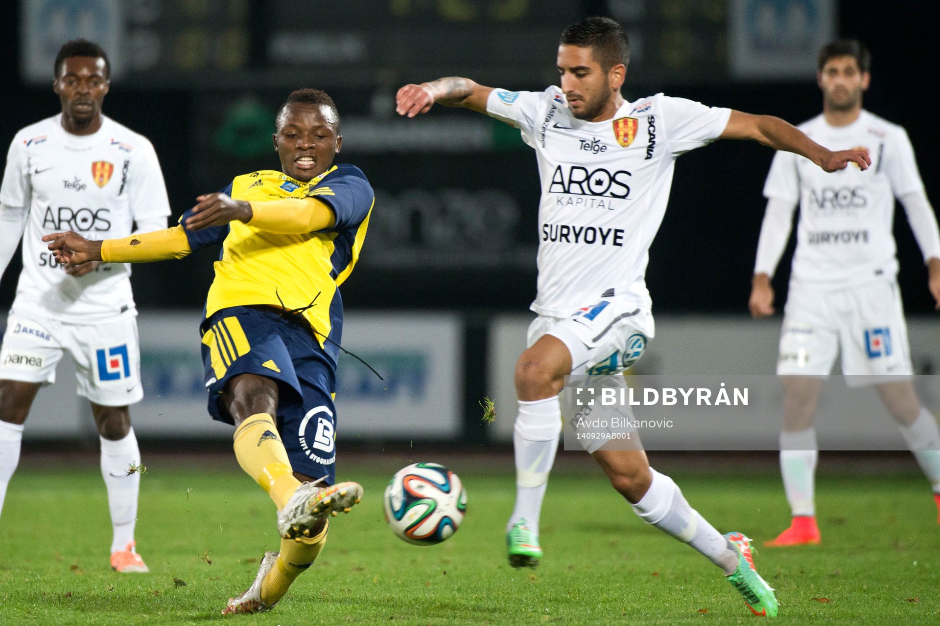 Ängelholms Samuel Monday och Syrianskas Kevin Bisse under fotbollmatchen i Superettan mellan Ängelholm och Syrianska den 29 September 2014 i Ängelholm.